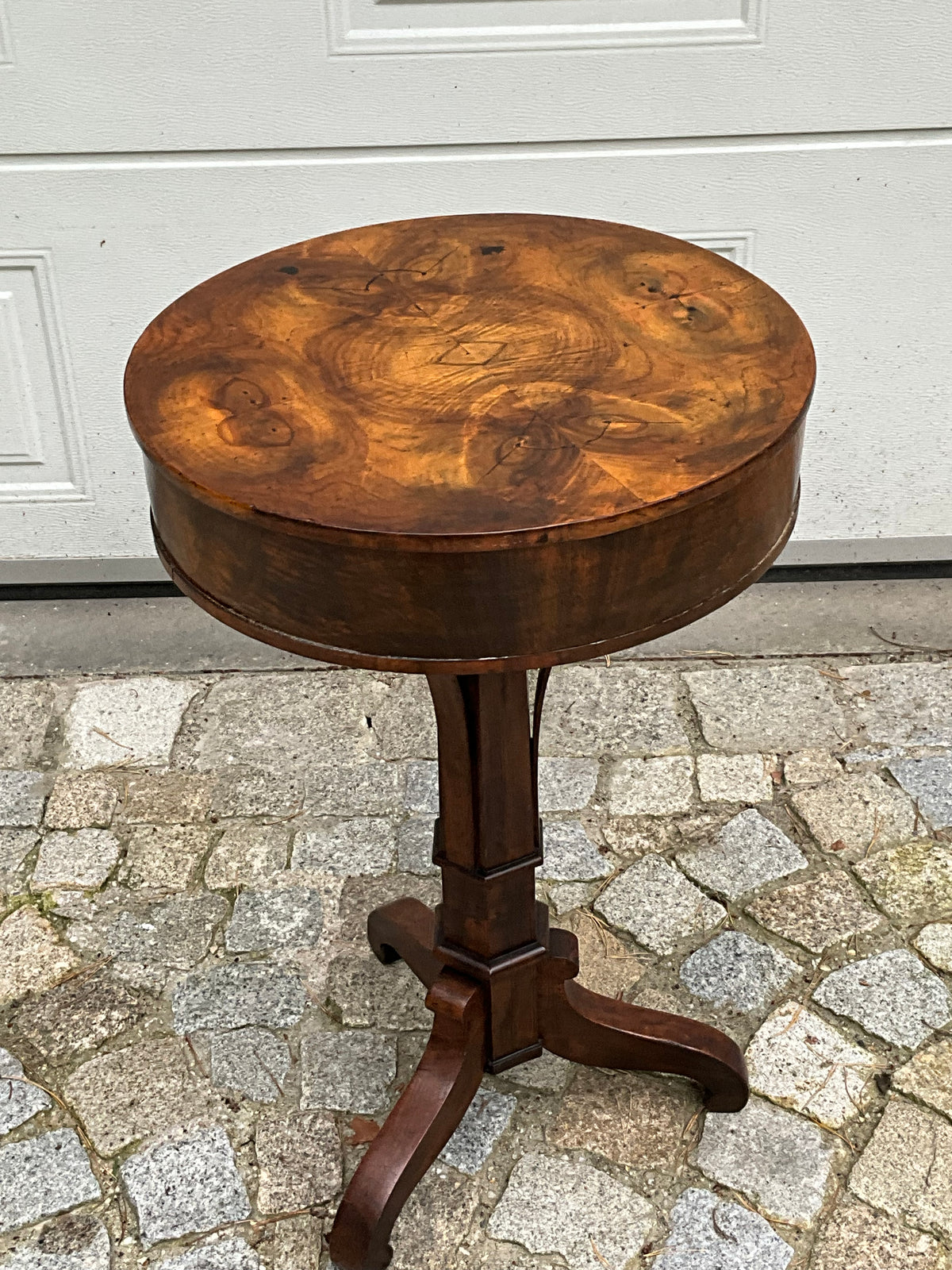 Biedermeier Trommeltisch in Nussbaum um 1830