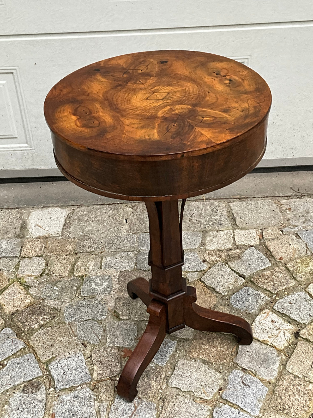 Biedermeier Trommeltisch in Nussbaum um 1830