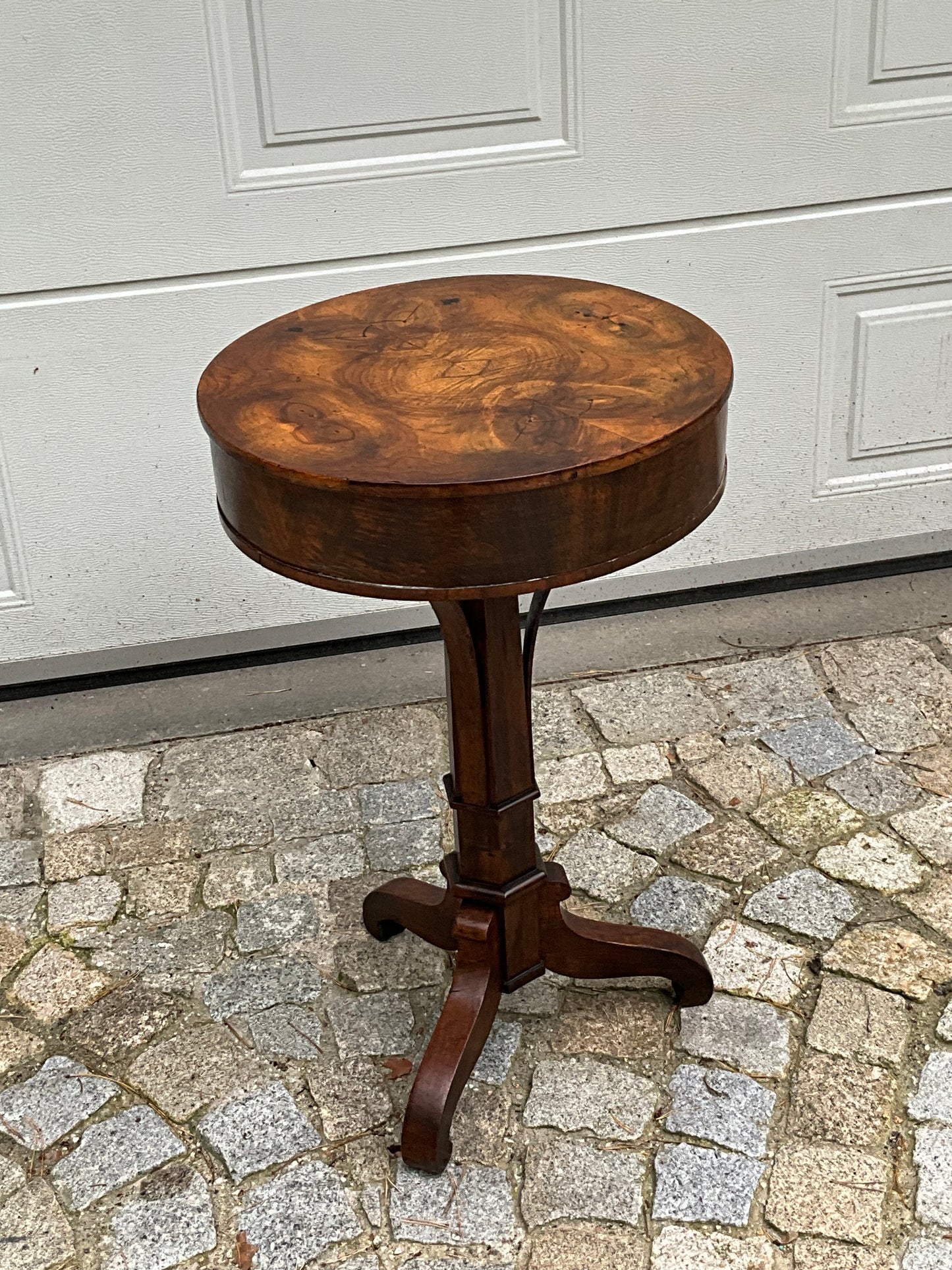 Biedermeier Trommeltisch in Nussbaum um 1830