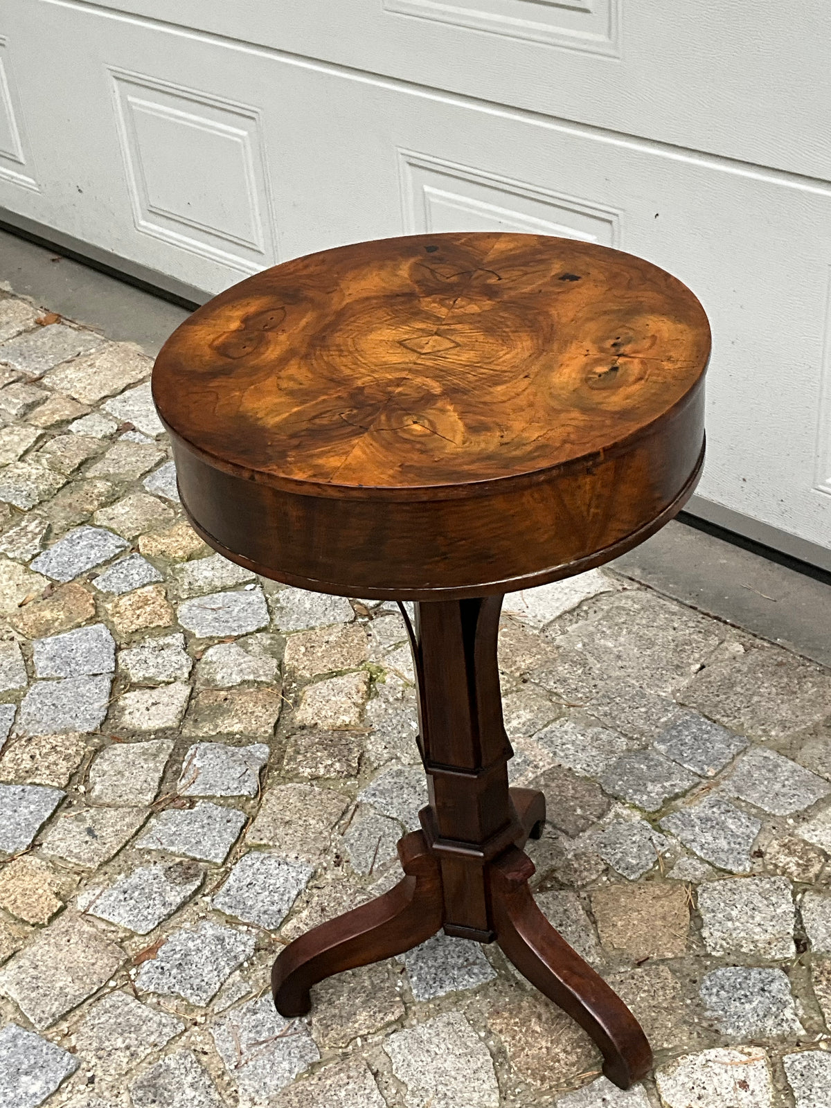 Biedermeier Trommeltisch in Nussbaum um 1830