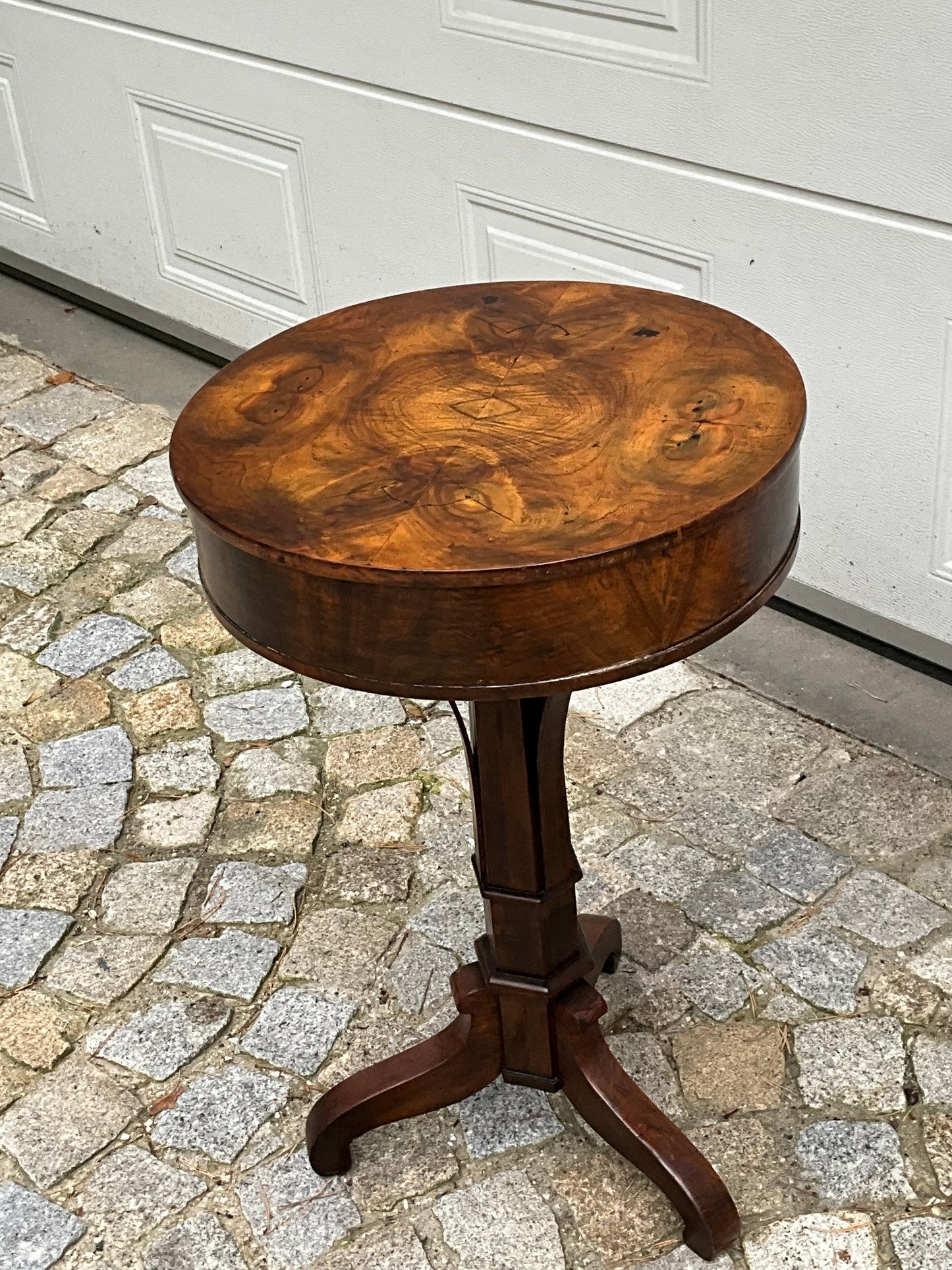 Biedermeier Trommeltisch in Nussbaum um 1830