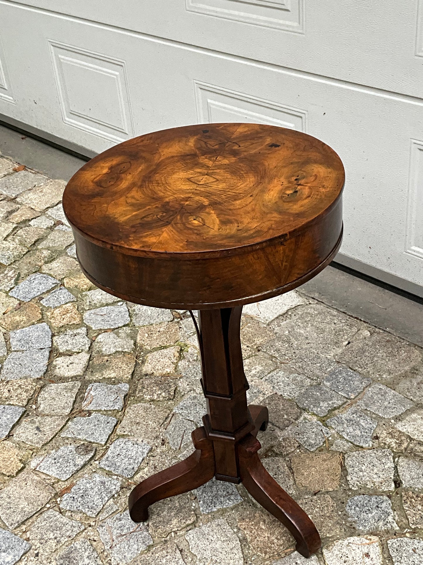Biedermeier Trommeltisch in Nussbaum um 1830