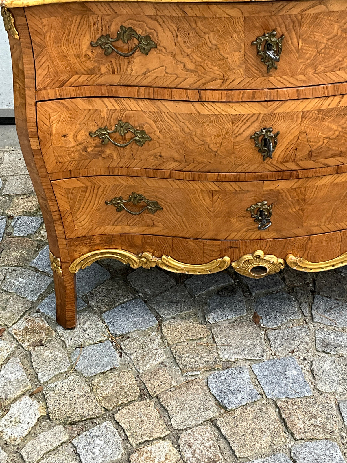 Barock - Rokokokommode in Esche um 1780
