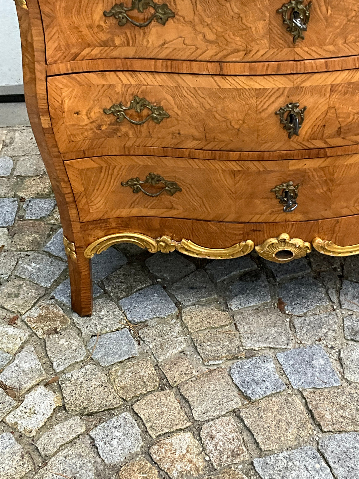 Barock - Rokokokommode in Esche um 1780