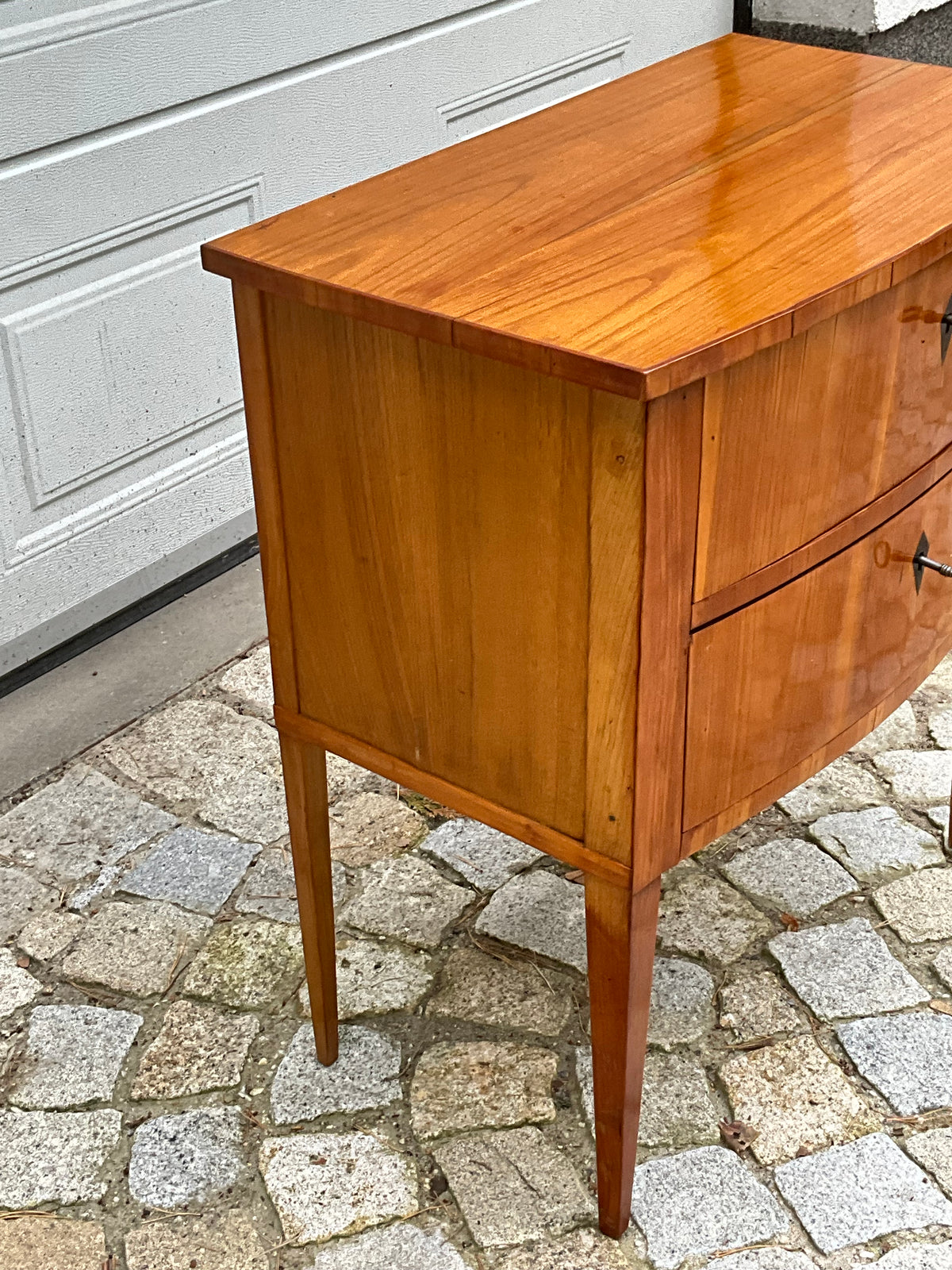 Kleine Biederkommode in Kirschbaum 2. Hälfte des 19.Jh