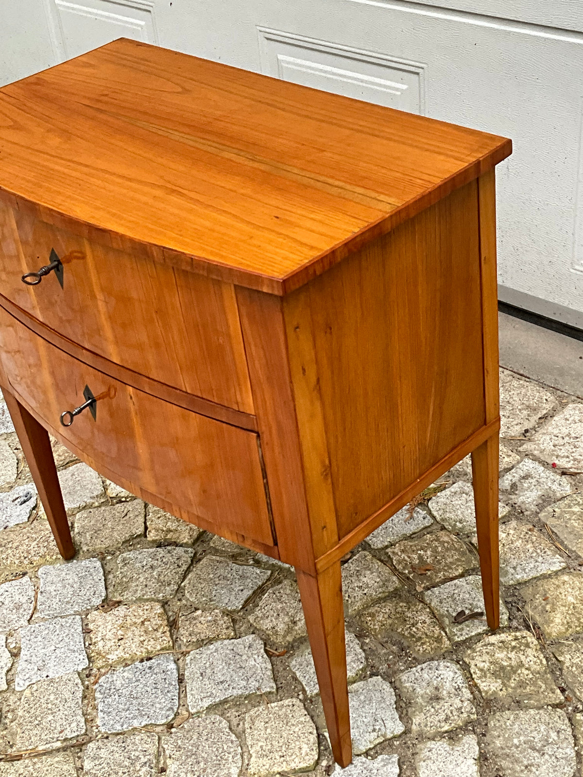 Kleine Biederkommode in Kirschbaum 2. Hälfte des 19.Jh