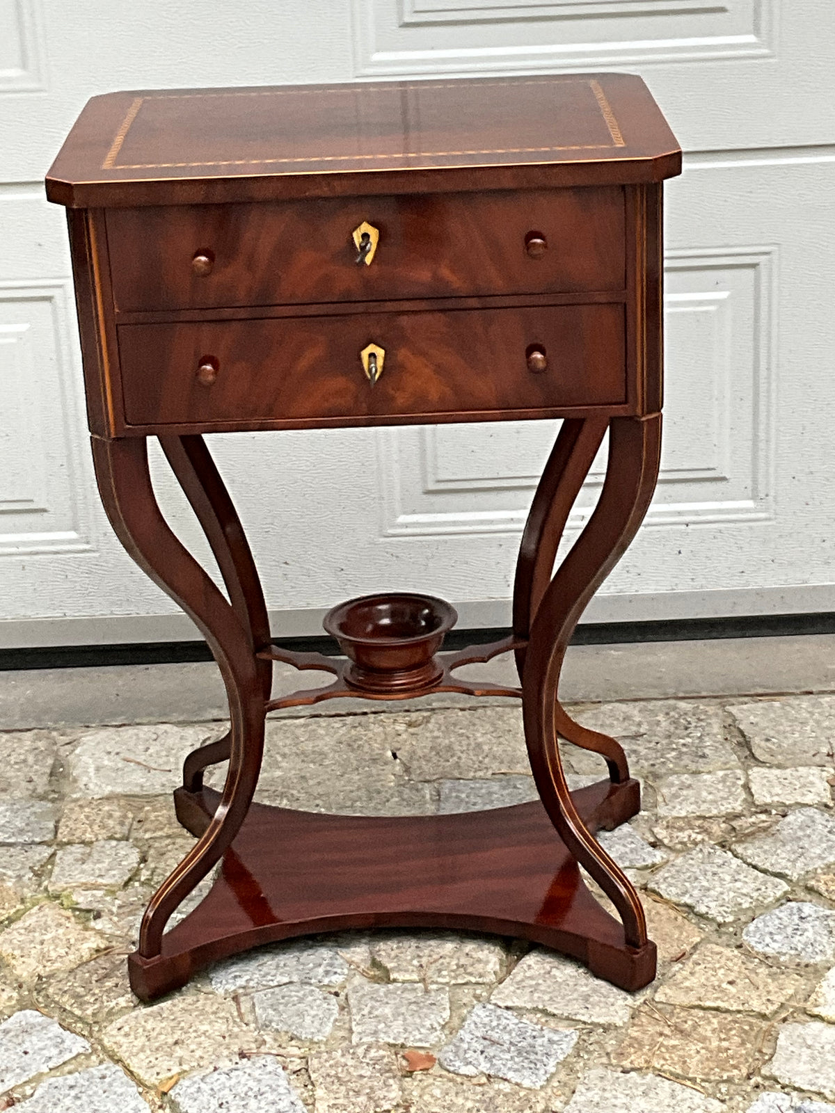 Biedermeier Beistelltisch in Mahagoni intarsiert um 1830