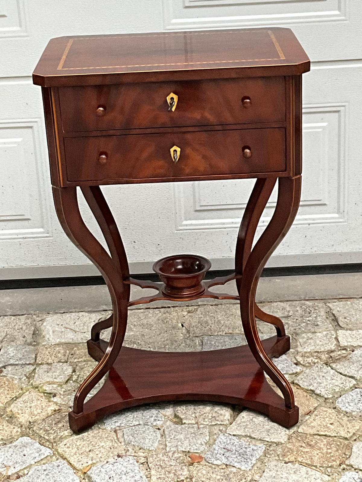 Biedermeier Beistelltisch in Mahagoni intarsiert um 1830