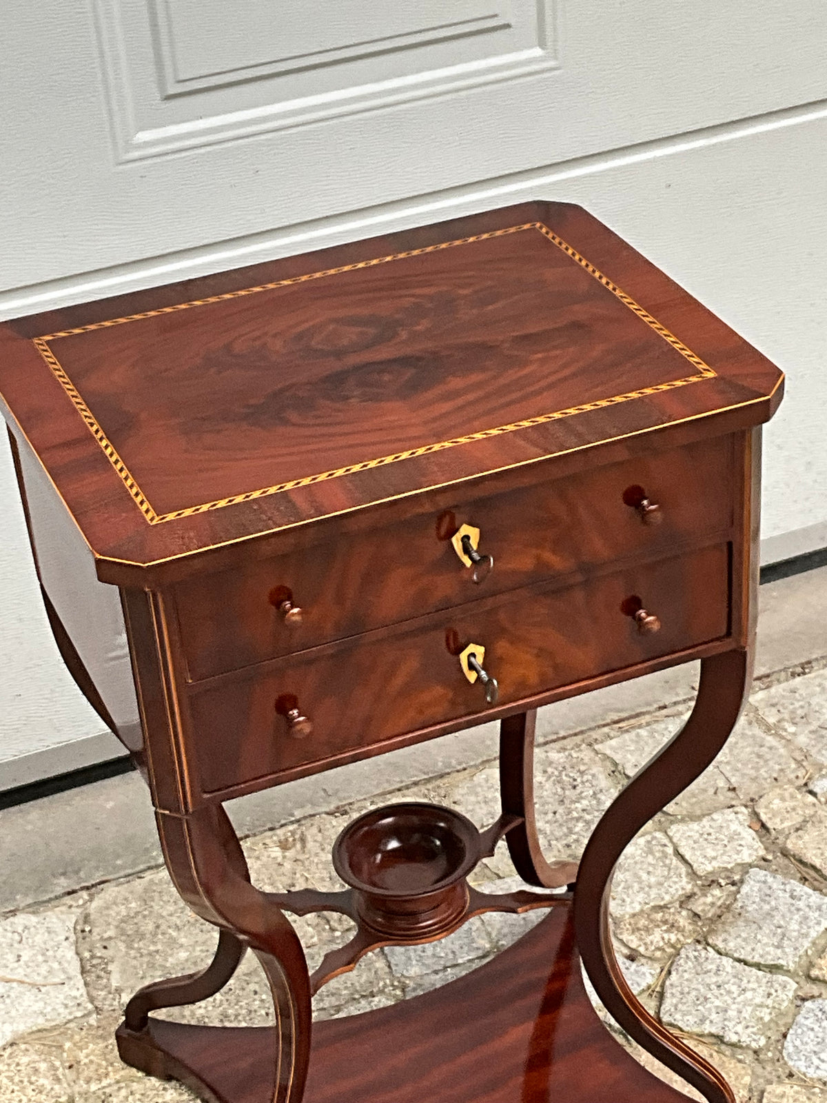 Biedermeier Beistelltisch in Mahagoni intarsiert um 1830