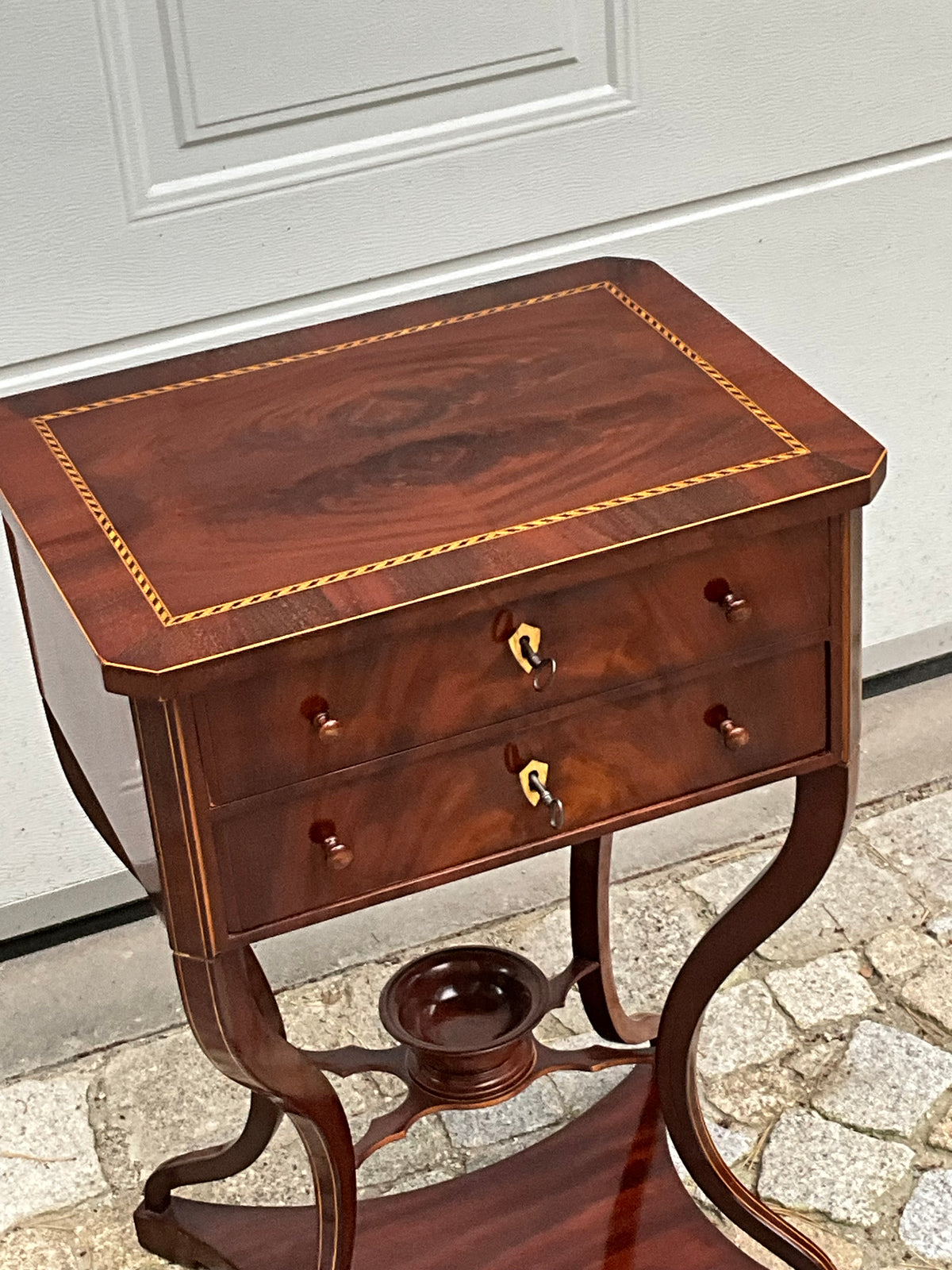 Biedermeier Beistelltisch in Mahagoni intarsiert um 1830