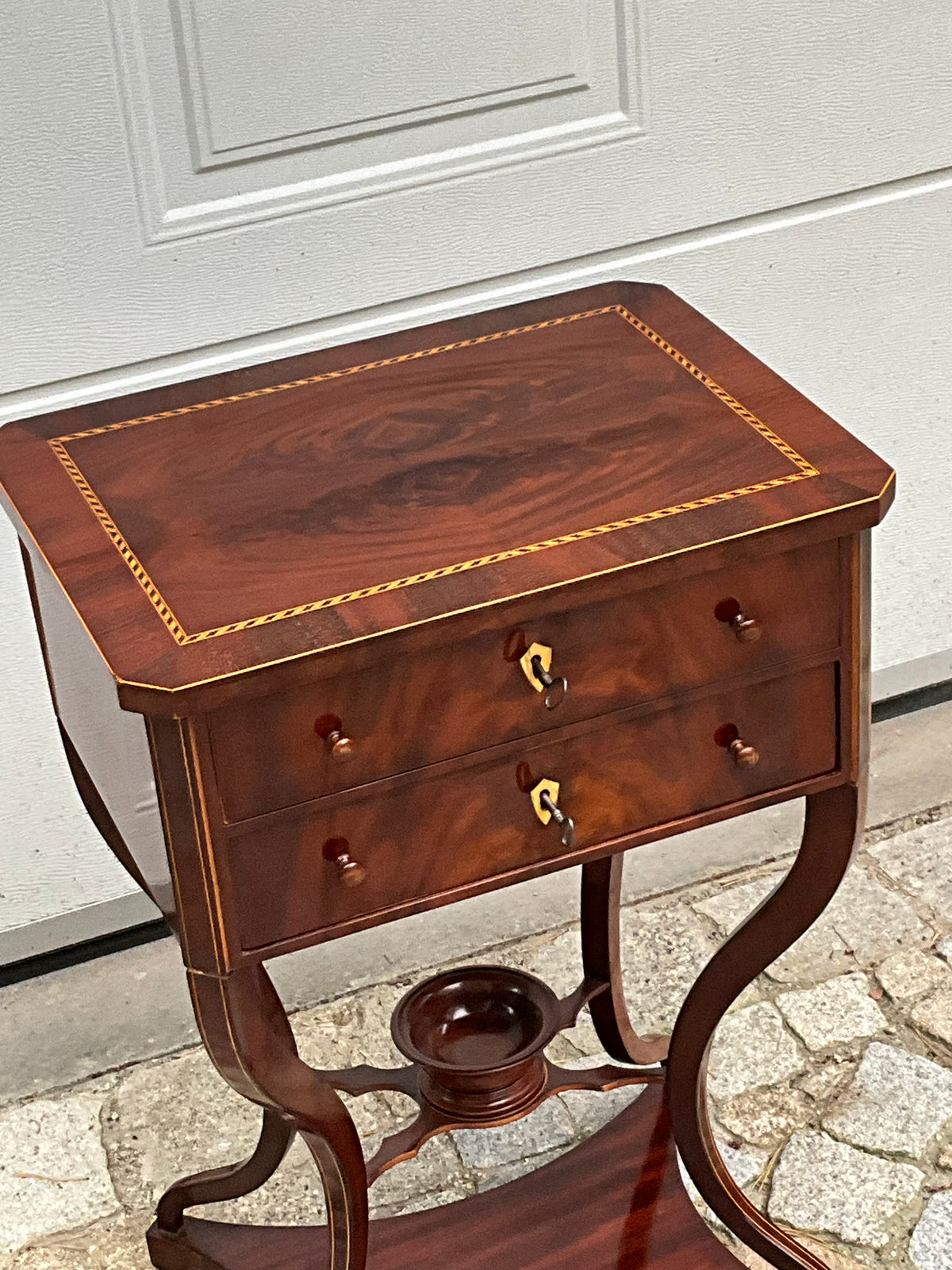 Biedermeier Beistelltisch in Mahagoni intarsiert um 1830