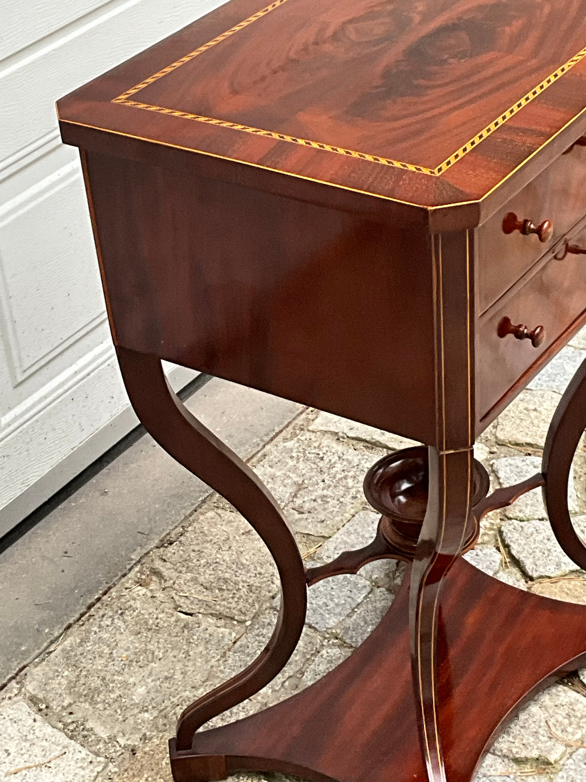 Biedermeier Beistelltisch in Mahagoni intarsiert um 1830