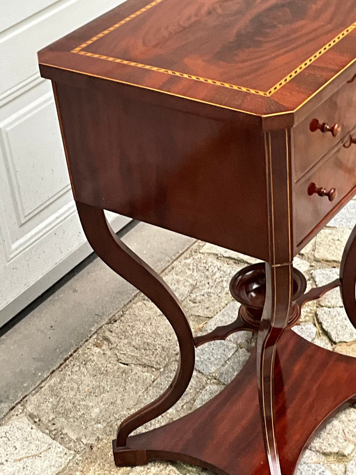 Biedermeier Beistelltisch in Mahagoni intarsiert um 1830
