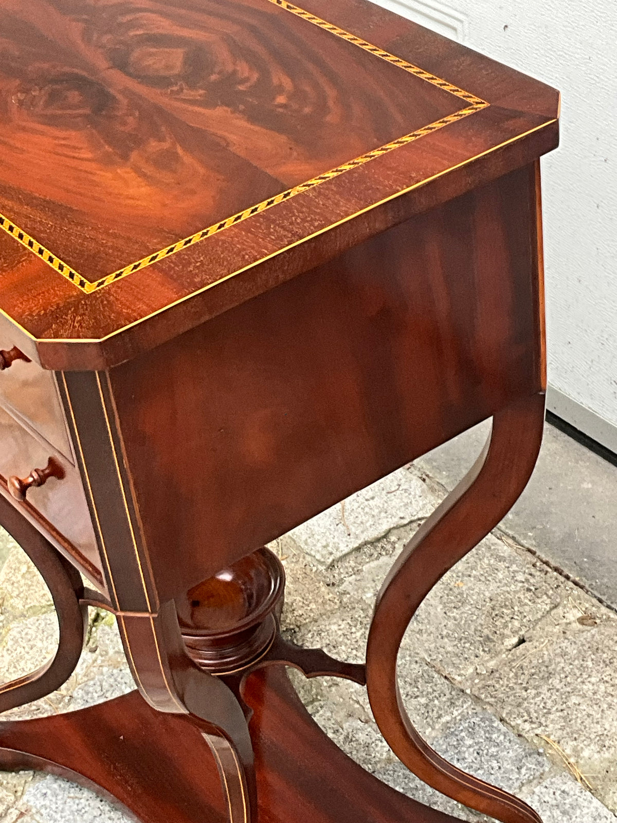 Biedermeier Beistelltisch in Mahagoni intarsiert um 1830