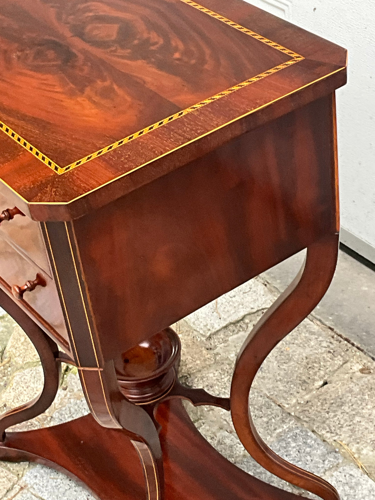 Biedermeier Beistelltisch in Mahagoni intarsiert um 1830