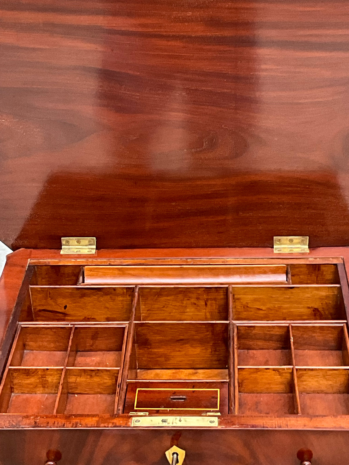 Biedermeier Beistelltisch in Mahagoni intarsiert um 1830