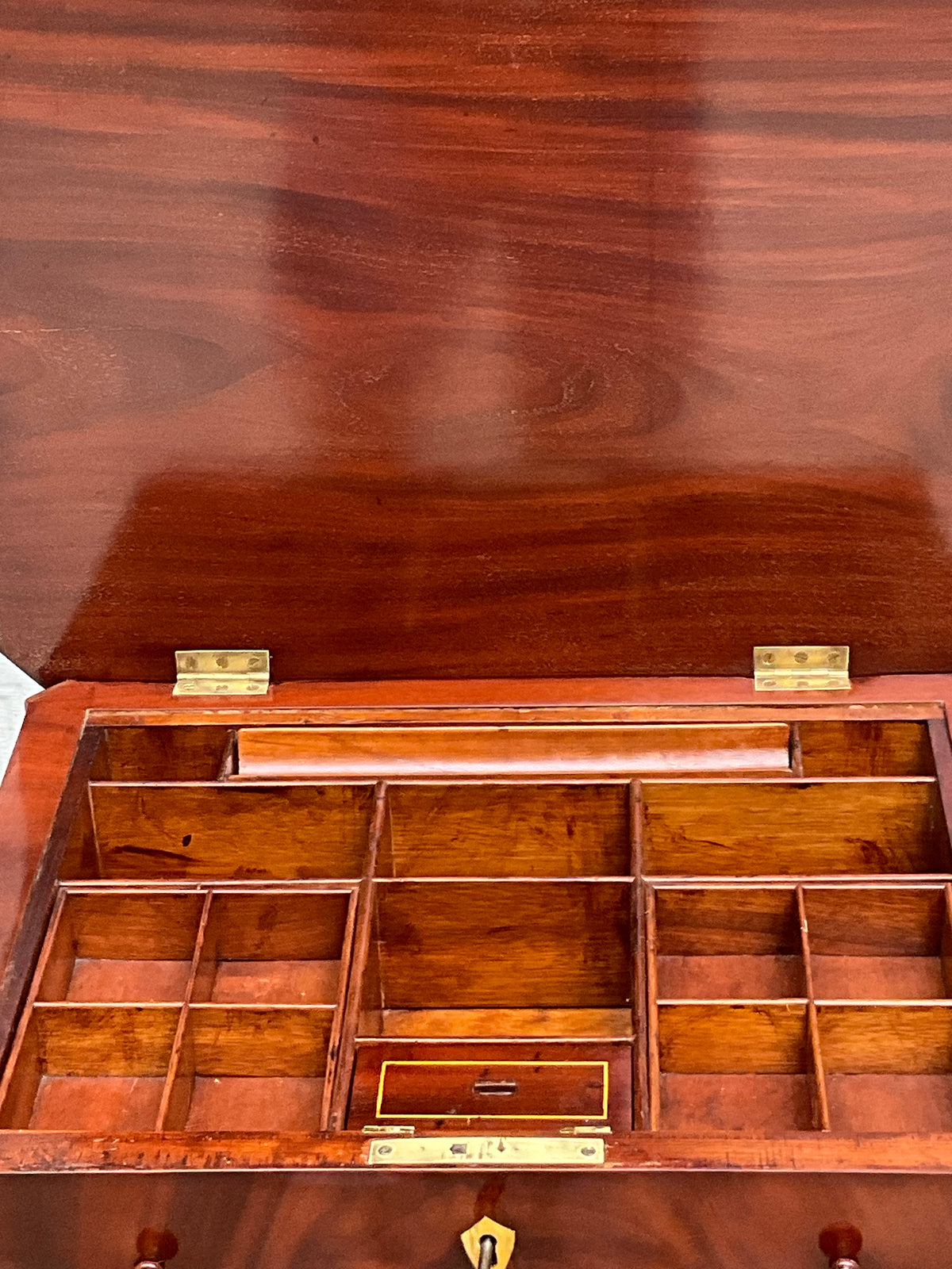 Biedermeier Beistelltisch in Mahagoni intarsiert um 1830