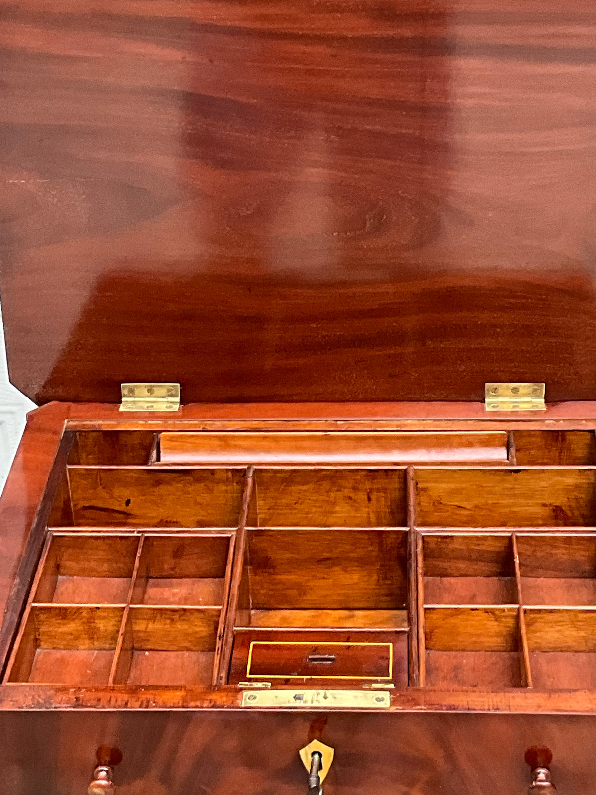 Biedermeier Beistelltisch in Mahagoni intarsiert um 1830