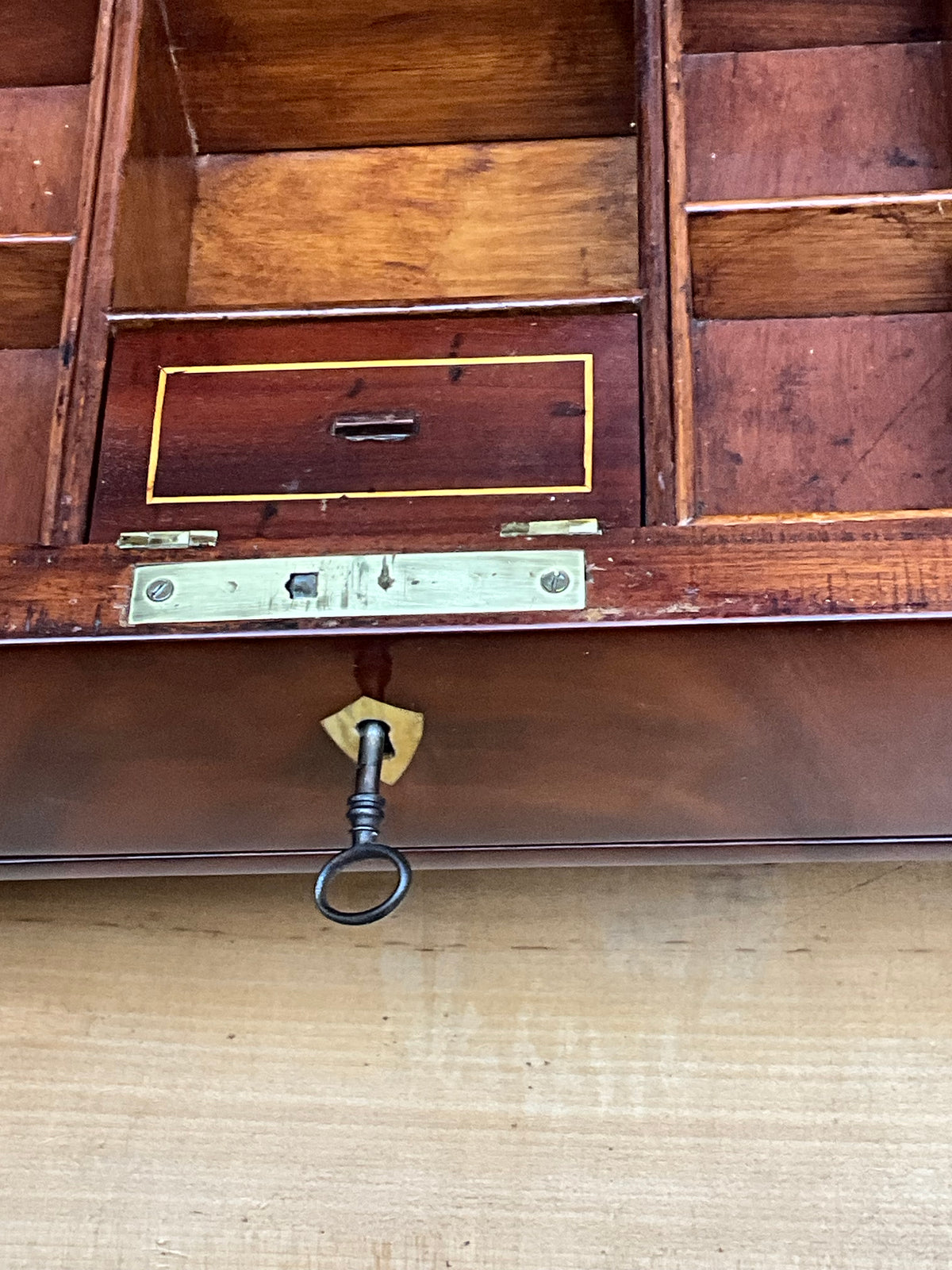 Biedermeier Beistelltisch in Mahagoni intarsiert um 1830