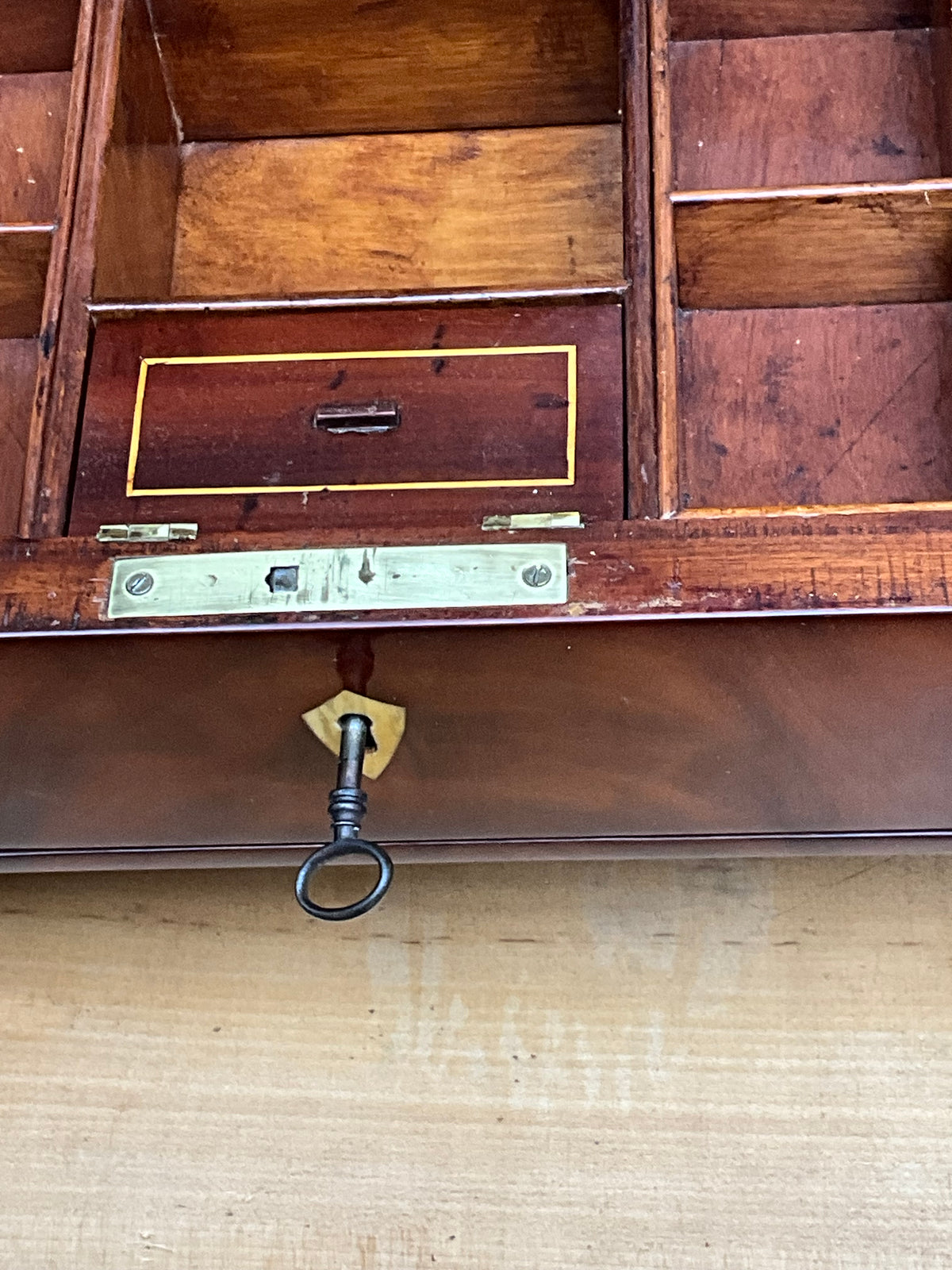 Biedermeier Beistelltisch in Mahagoni intarsiert um 1830
