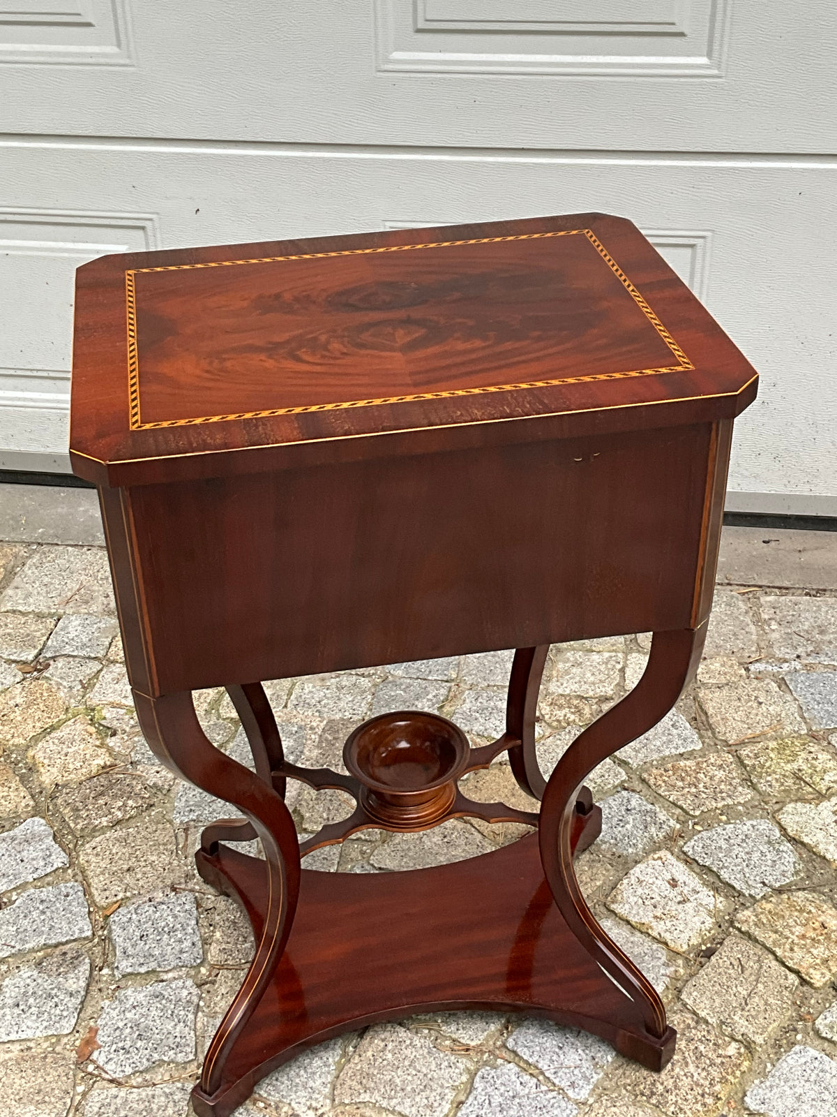 Biedermeier Beistelltisch in Mahagoni intarsiert um 1830