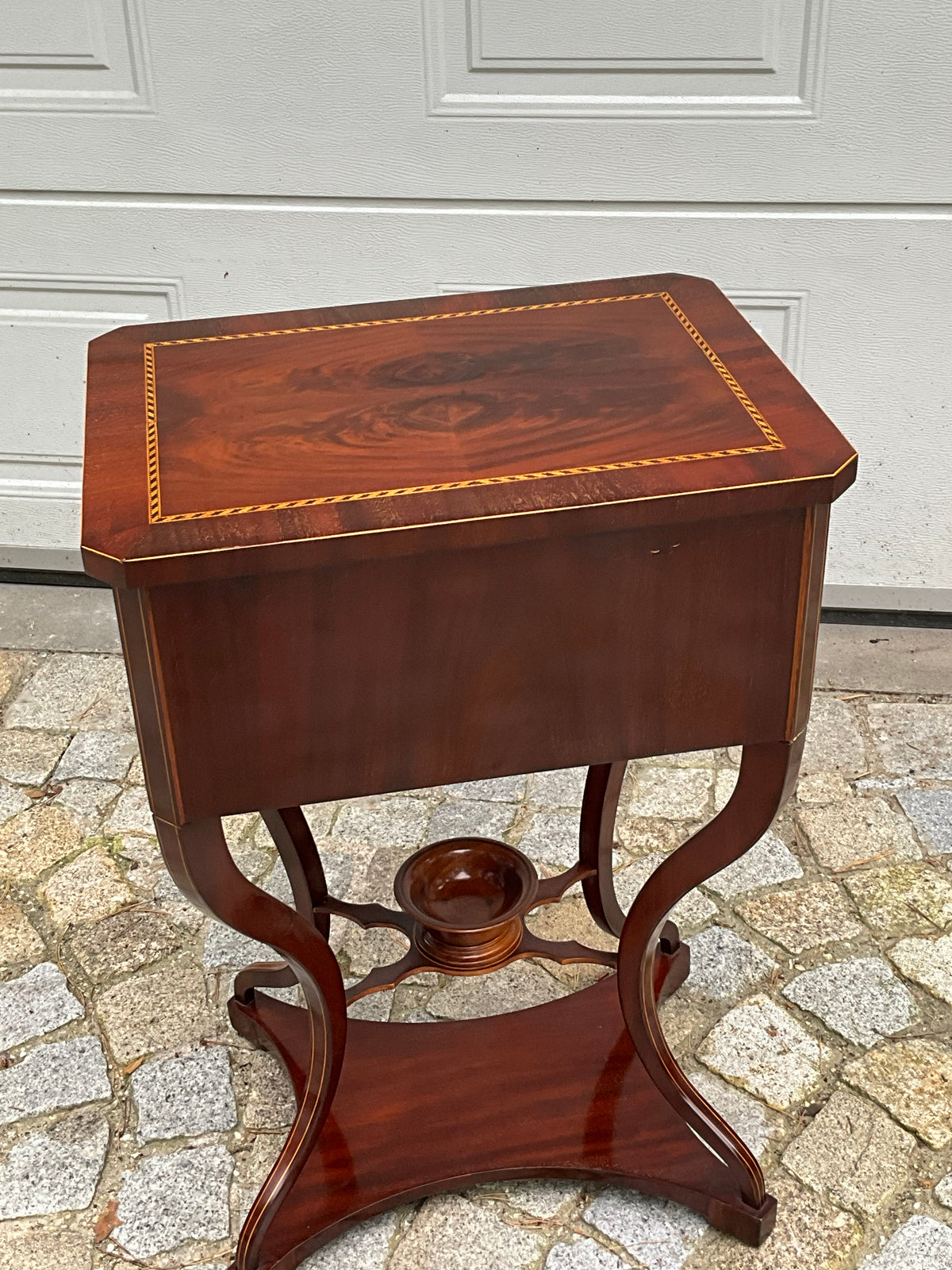 Biedermeier Beistelltisch in Mahagoni intarsiert um 1830