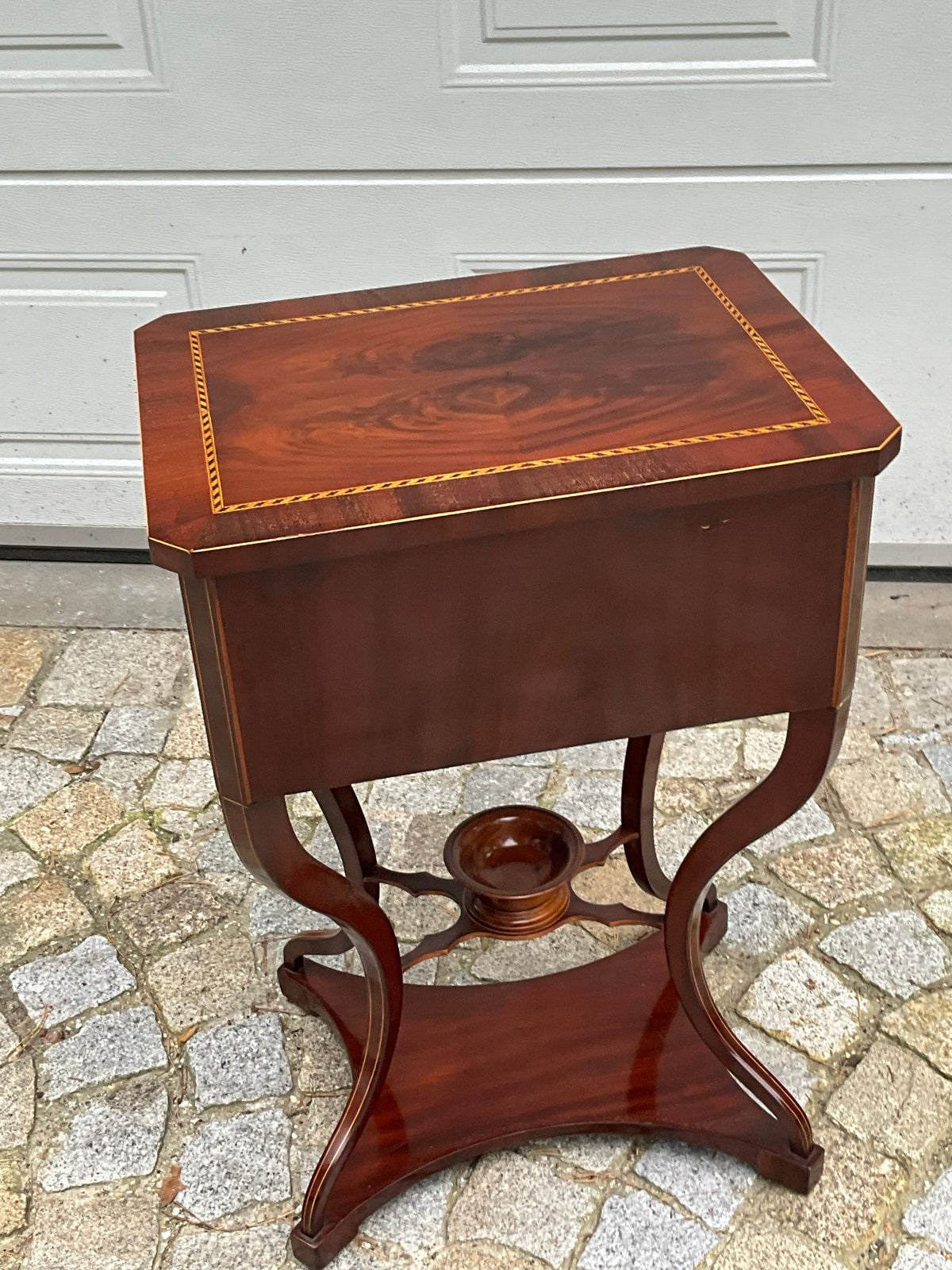 Biedermeier Beistelltisch in Mahagoni intarsiert um 1830