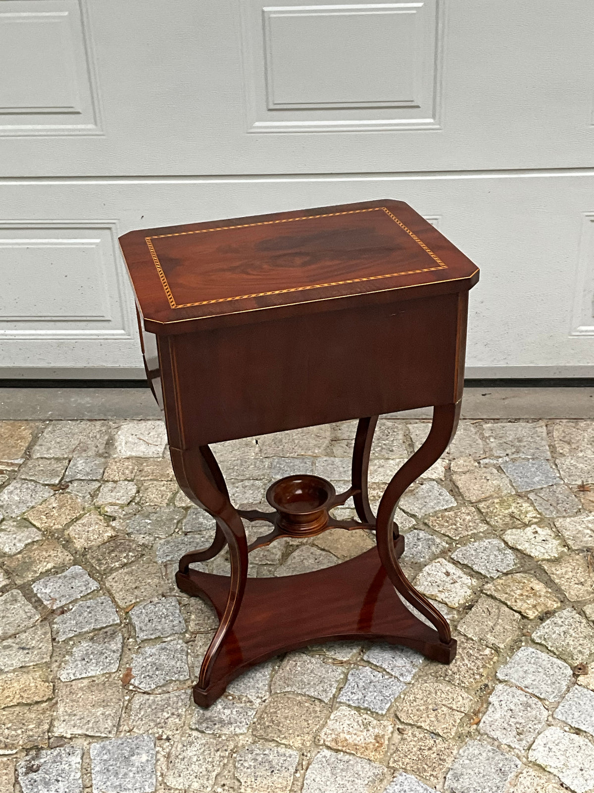 Biedermeier Beistelltisch in Mahagoni intarsiert um 1830