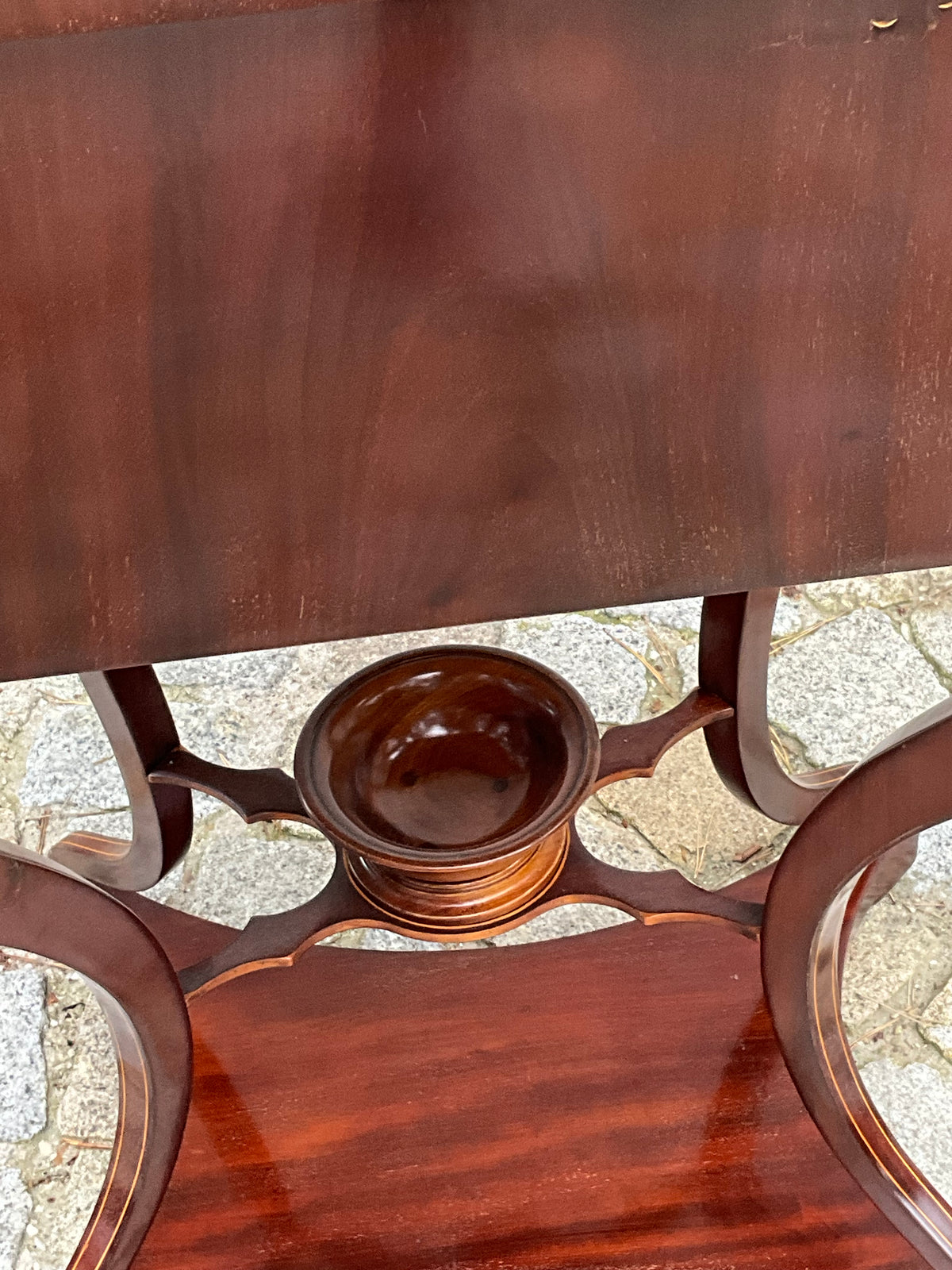 Biedermeier Beistelltisch in Mahagoni intarsiert um 1830