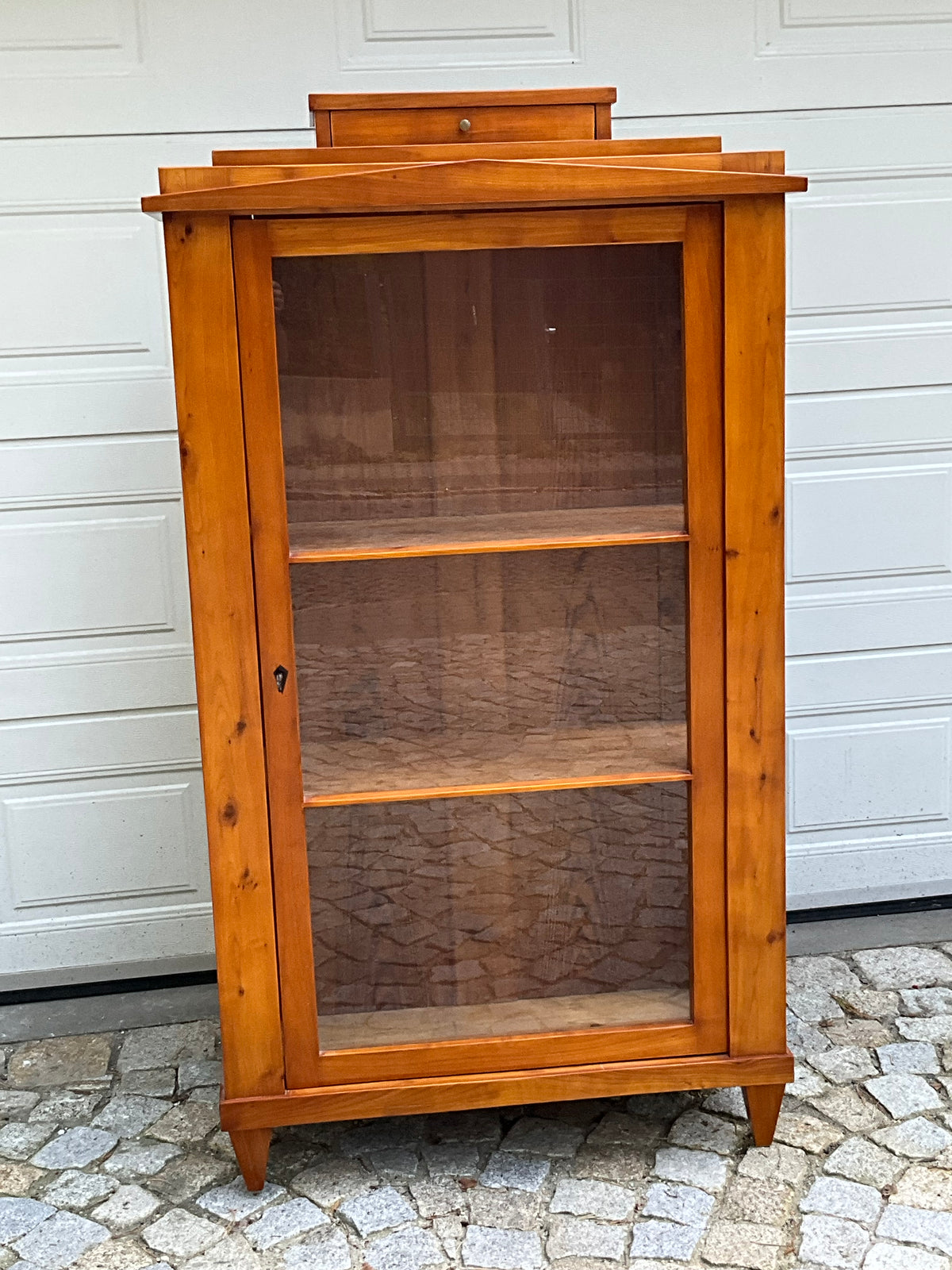 Kleine Biedermeiervitrine in Kirschbaum dreiseitig verglast