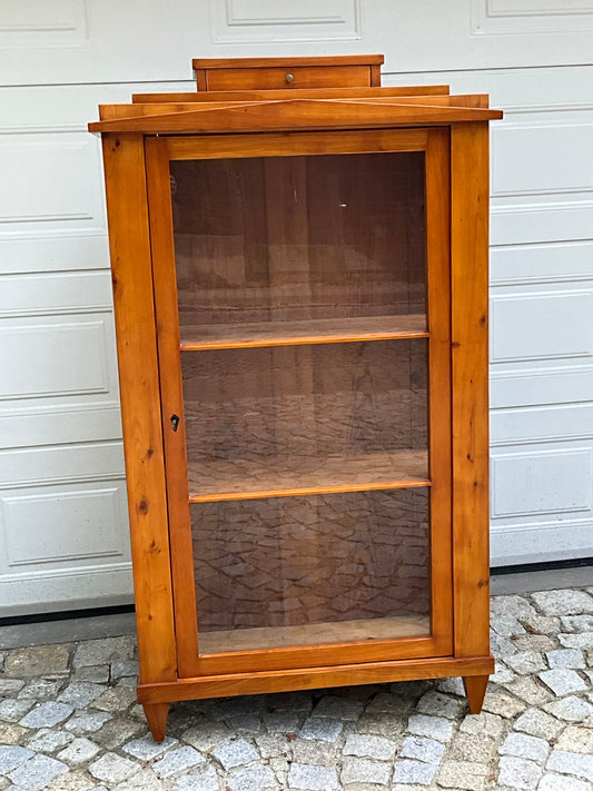 Kleine Biedermeiervitrine in Kirschbaum dreiseitig verglast