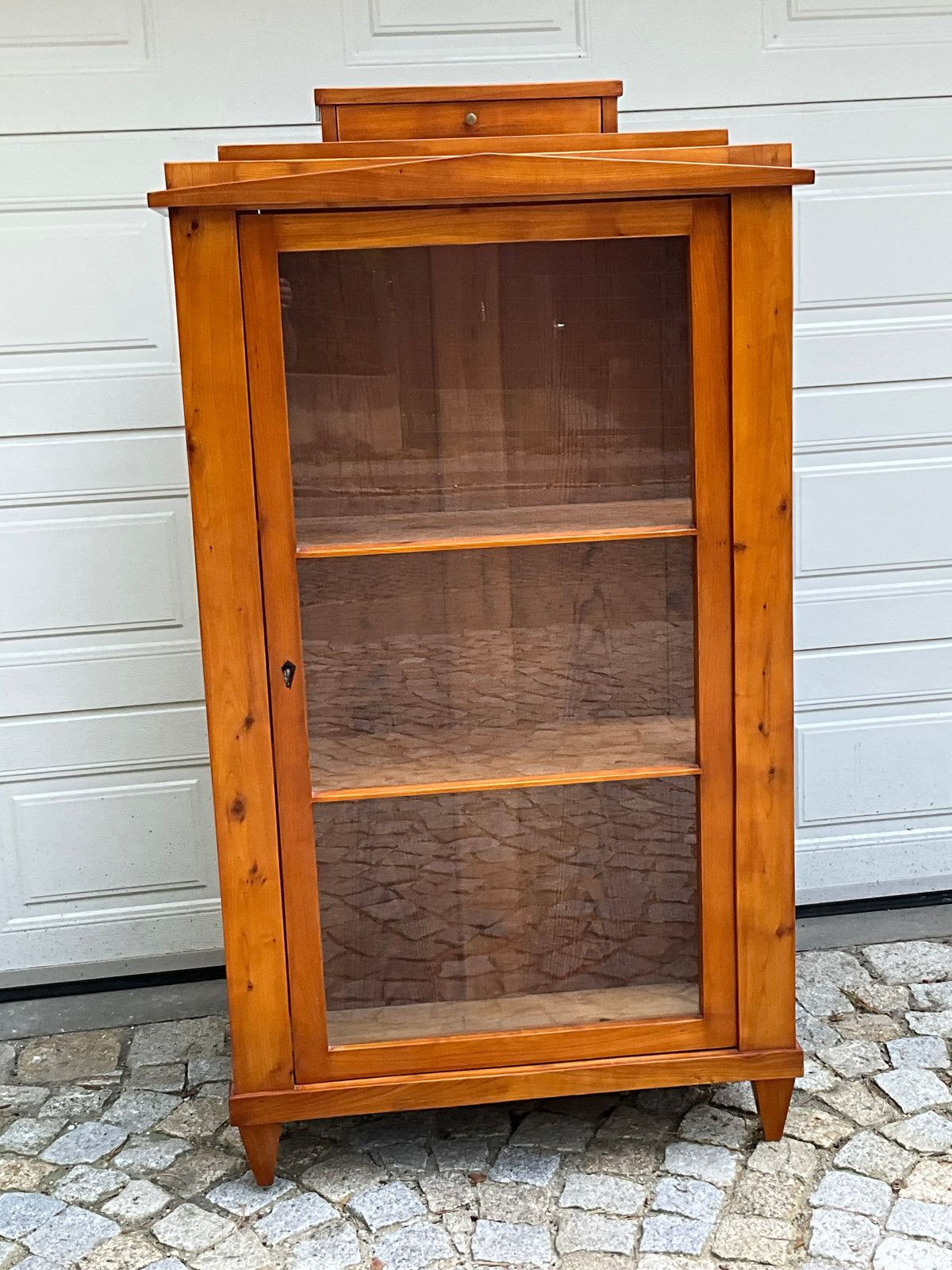 Kleine Biedermeiervitrine in Kirschbaum dreiseitig verglast