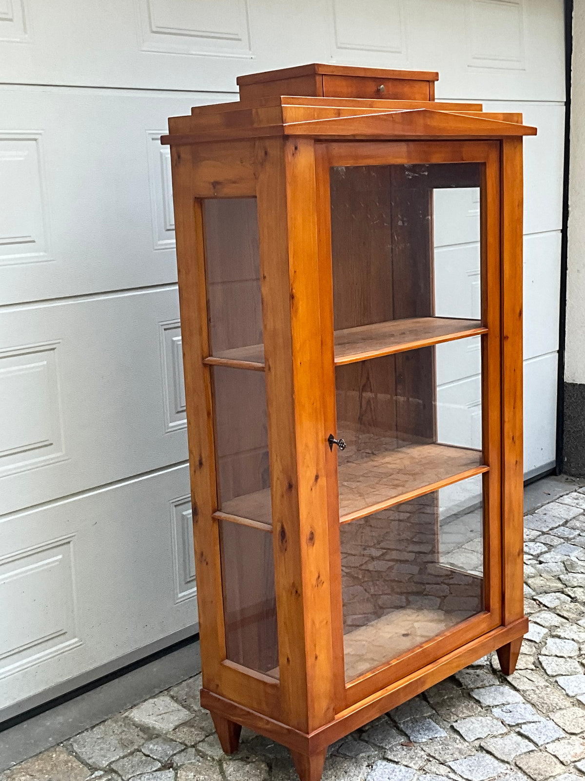 Kleine Biedermeiervitrine in Kirschbaum dreiseitig verglast