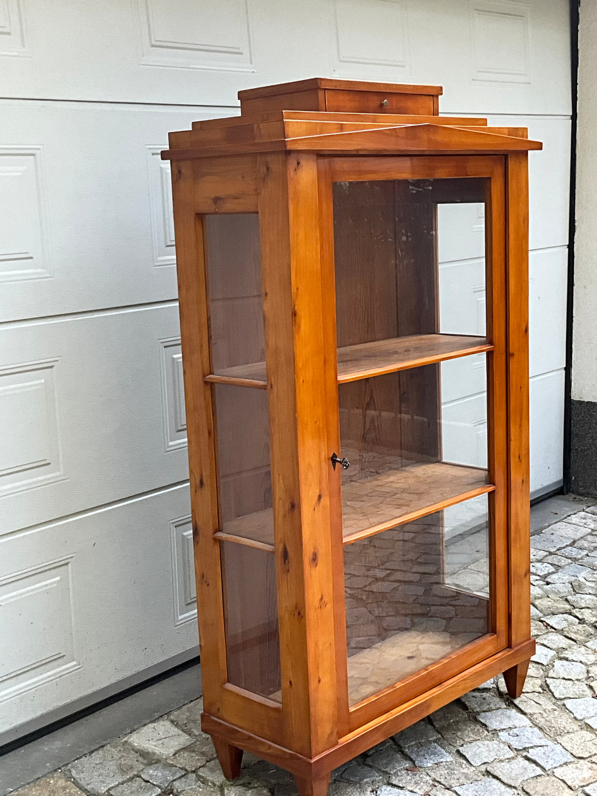 Kleine Biedermeiervitrine in Kirschbaum dreiseitig verglast