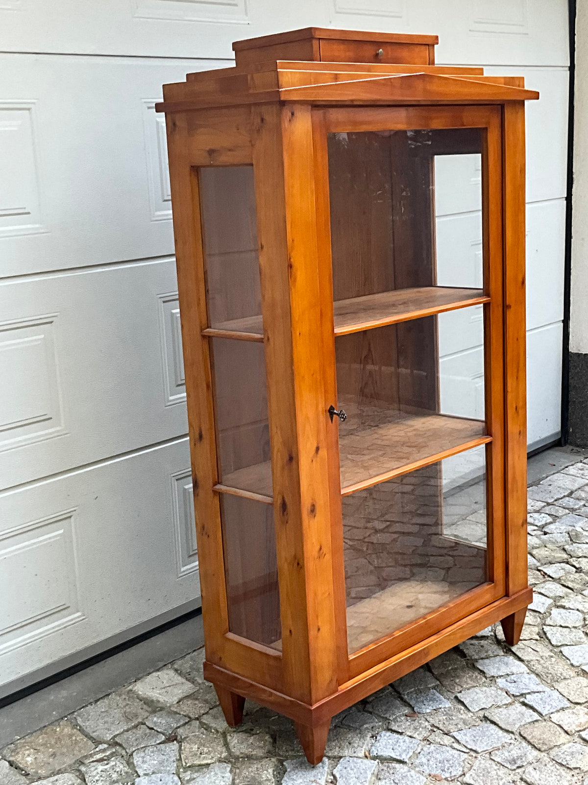 Kleine Biedermeiervitrine in Kirschbaum dreiseitig verglast