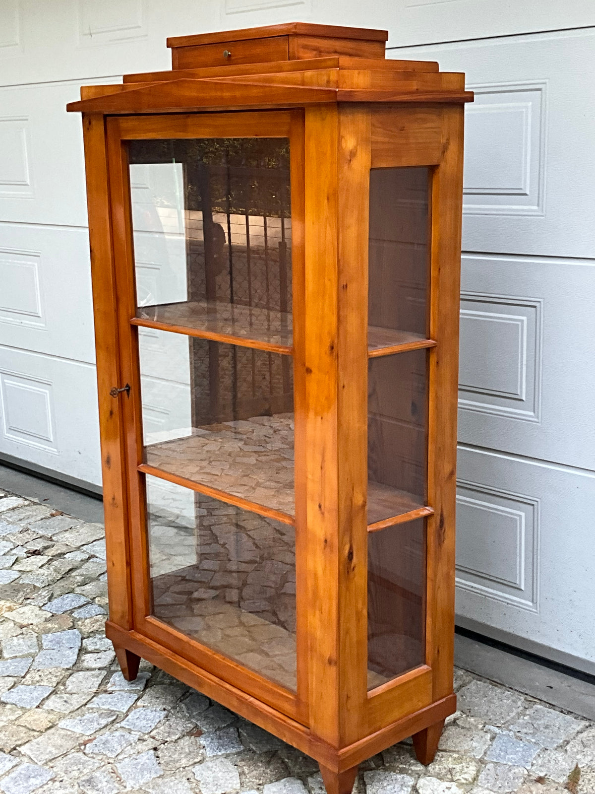 Kleine Biedermeiervitrine in Kirschbaum dreiseitig verglast