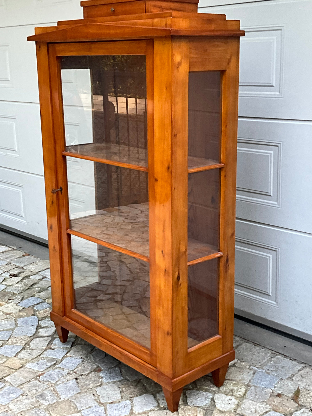 Kleine Biedermeiervitrine in Kirschbaum dreiseitig verglast