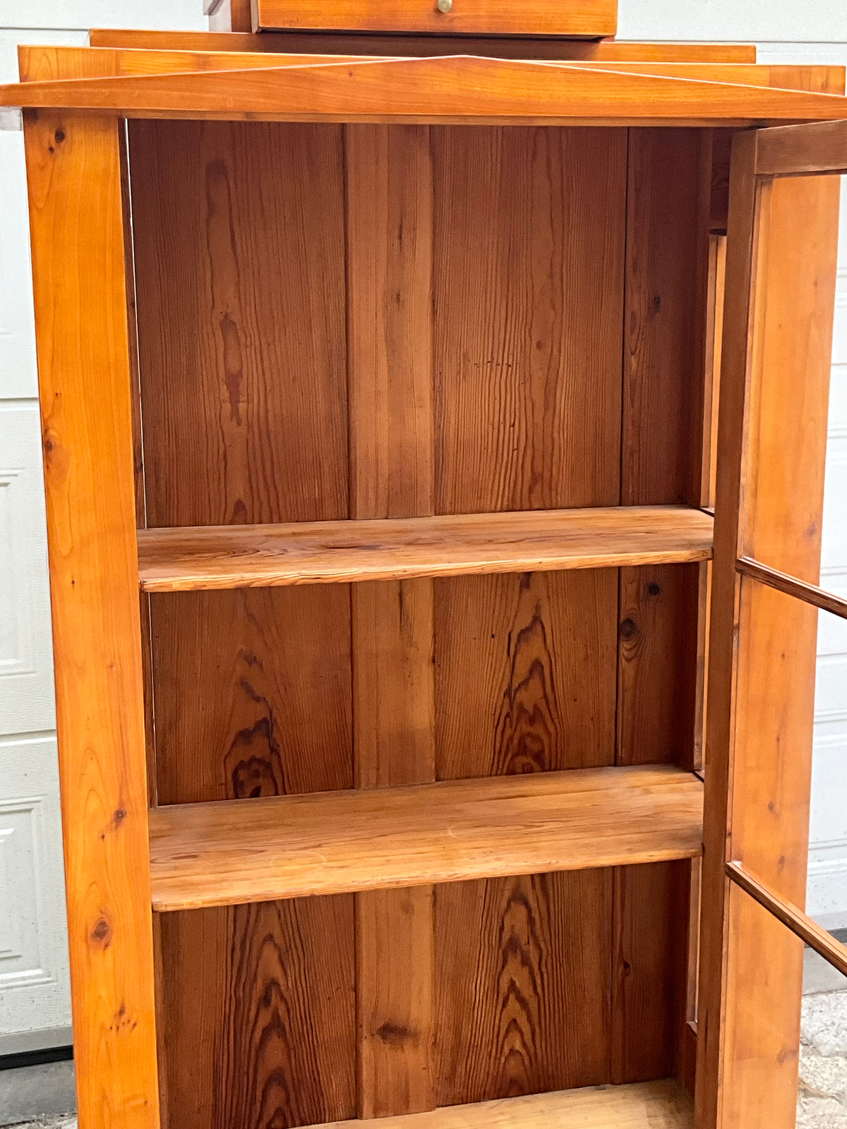 Kleine Biedermeiervitrine in Kirschbaum dreiseitig verglast