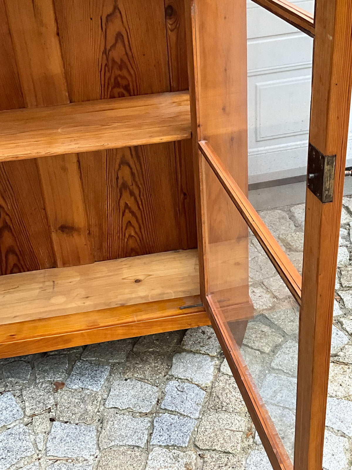 Kleine Biedermeiervitrine in Kirschbaum dreiseitig verglast