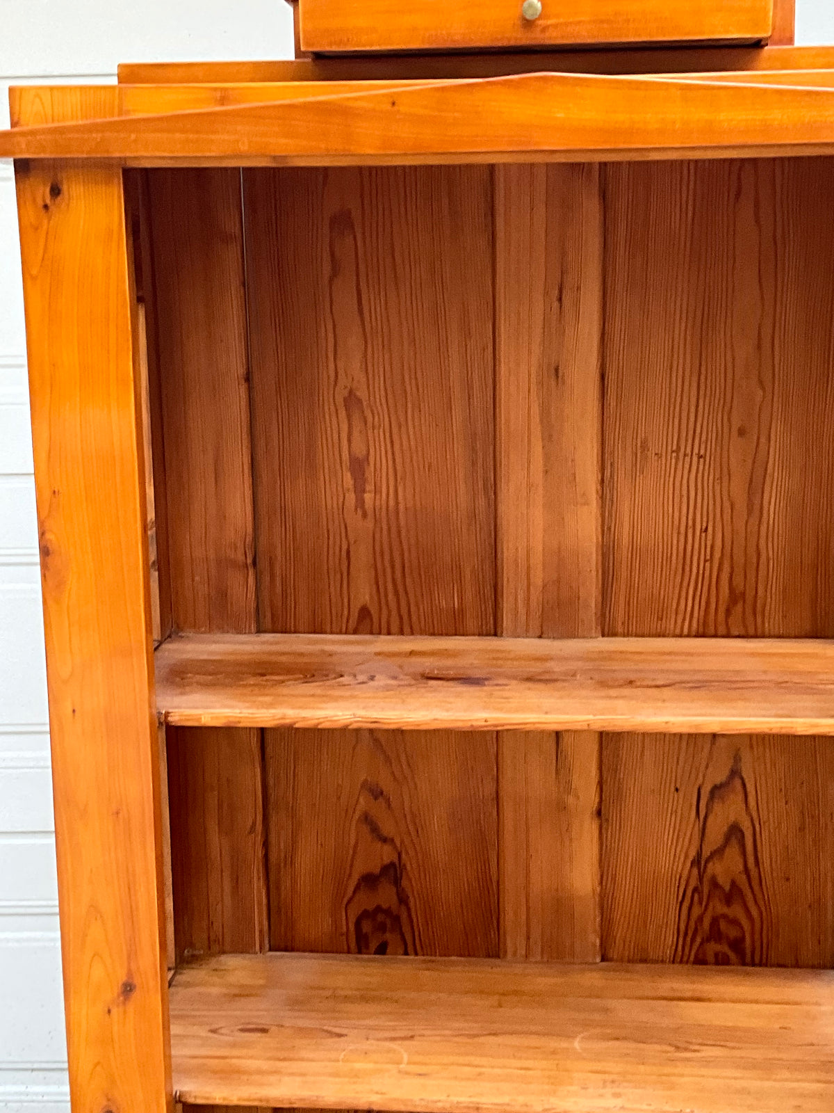 Kleine Biedermeiervitrine in Kirschbaum dreiseitig verglast