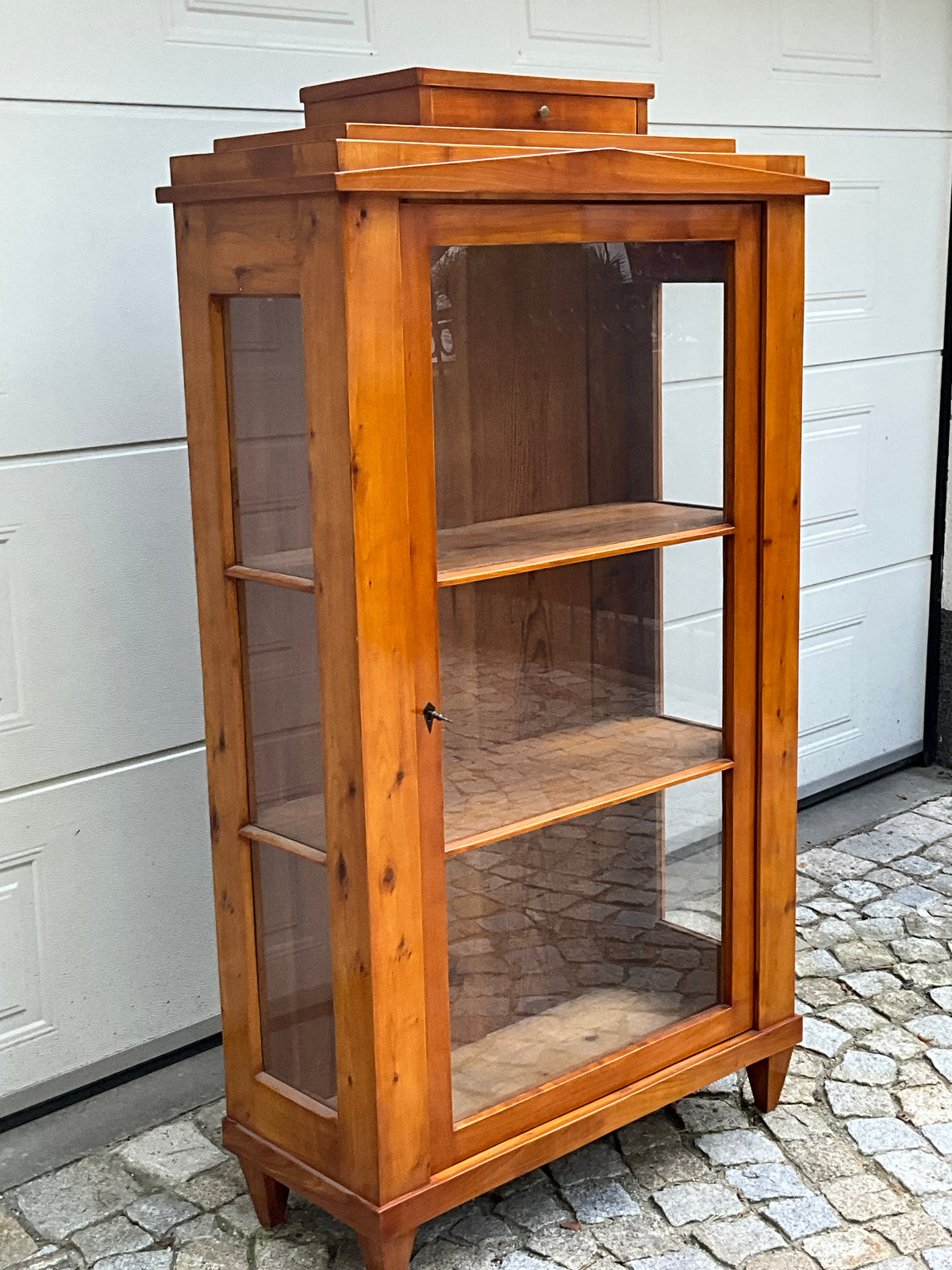 Kleine Biedermeiervitrine in Kirschbaum dreiseitig verglast