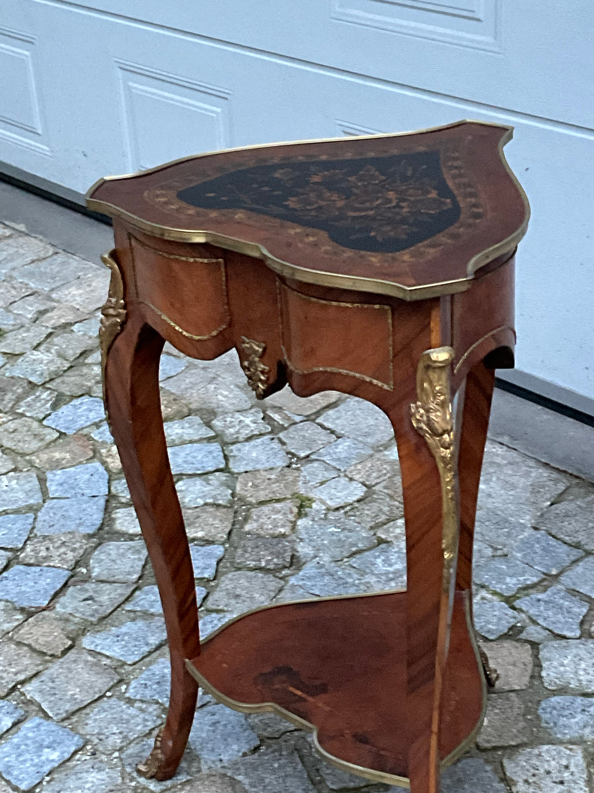 Seltener Beistelltisch im Stil Ludwig des XV in Nussbaum