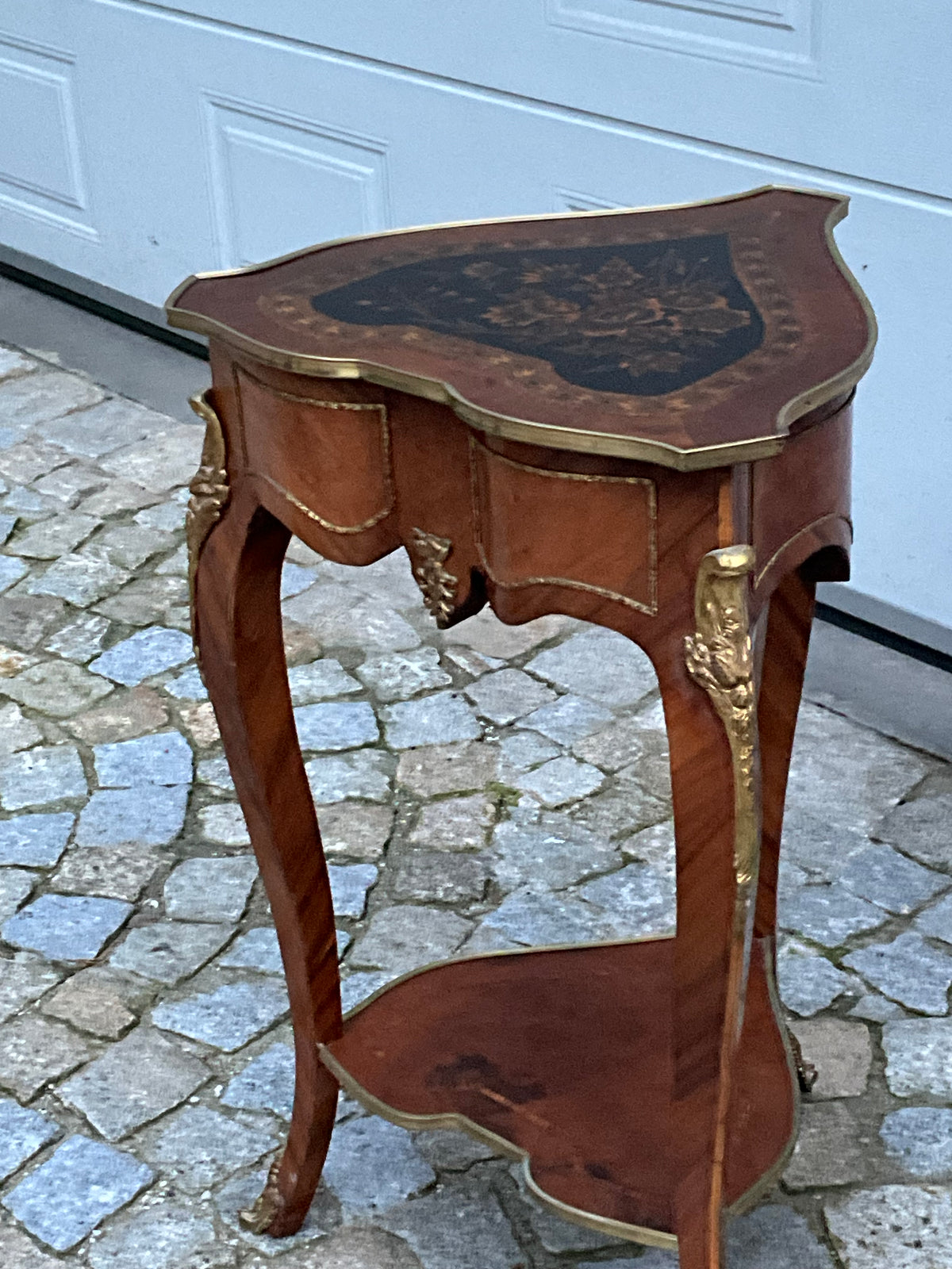 Seltener Beistelltisch im Stil Ludwig des XV in Nussbaum