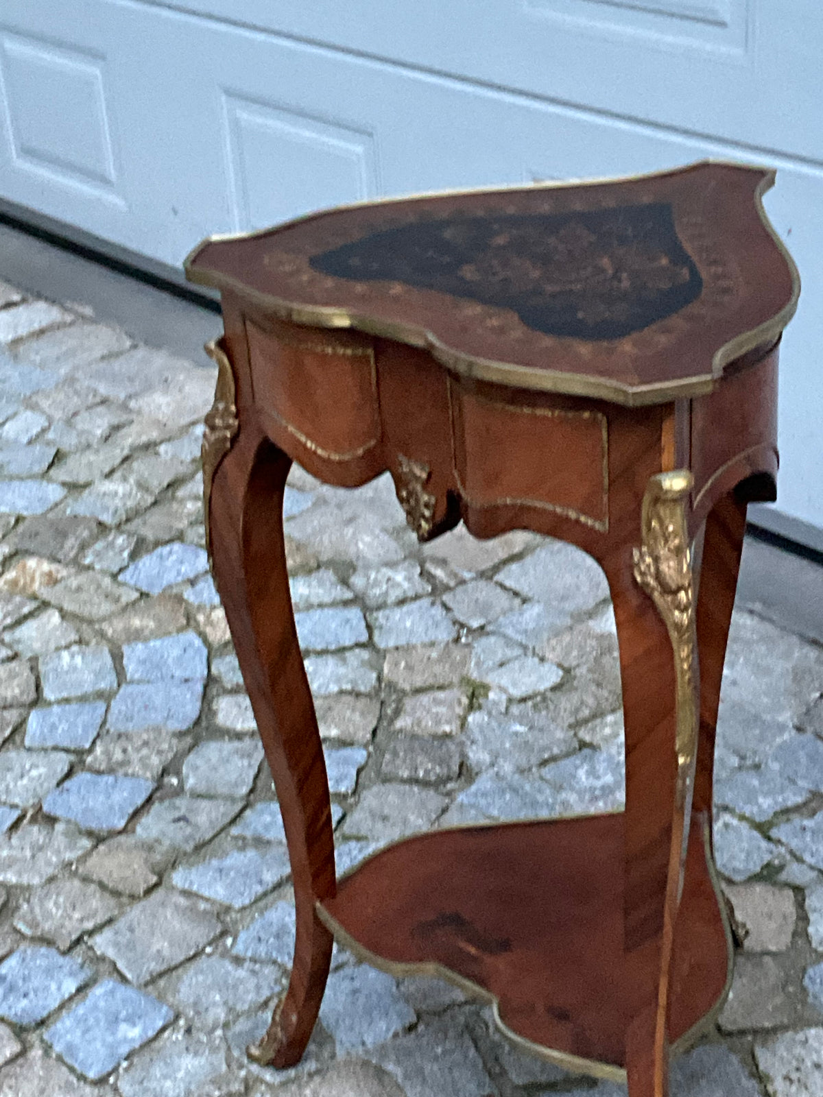 Seltener Beistelltisch im Stil Ludwig des XV in Nussbaum