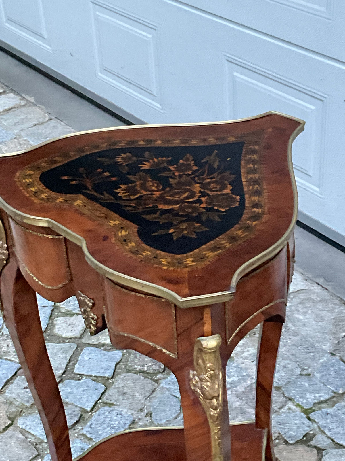 Seltener Beistelltisch im Stil Ludwig des XV in Nussbaum
