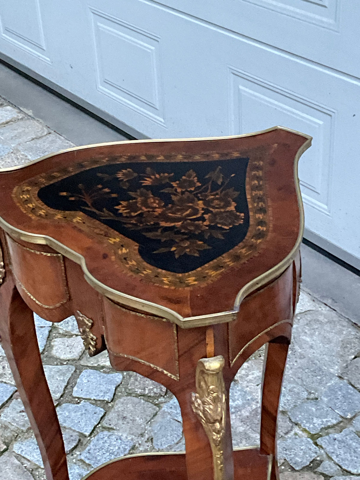 Seltener Beistelltisch im Stil Ludwig des XV in Nussbaum