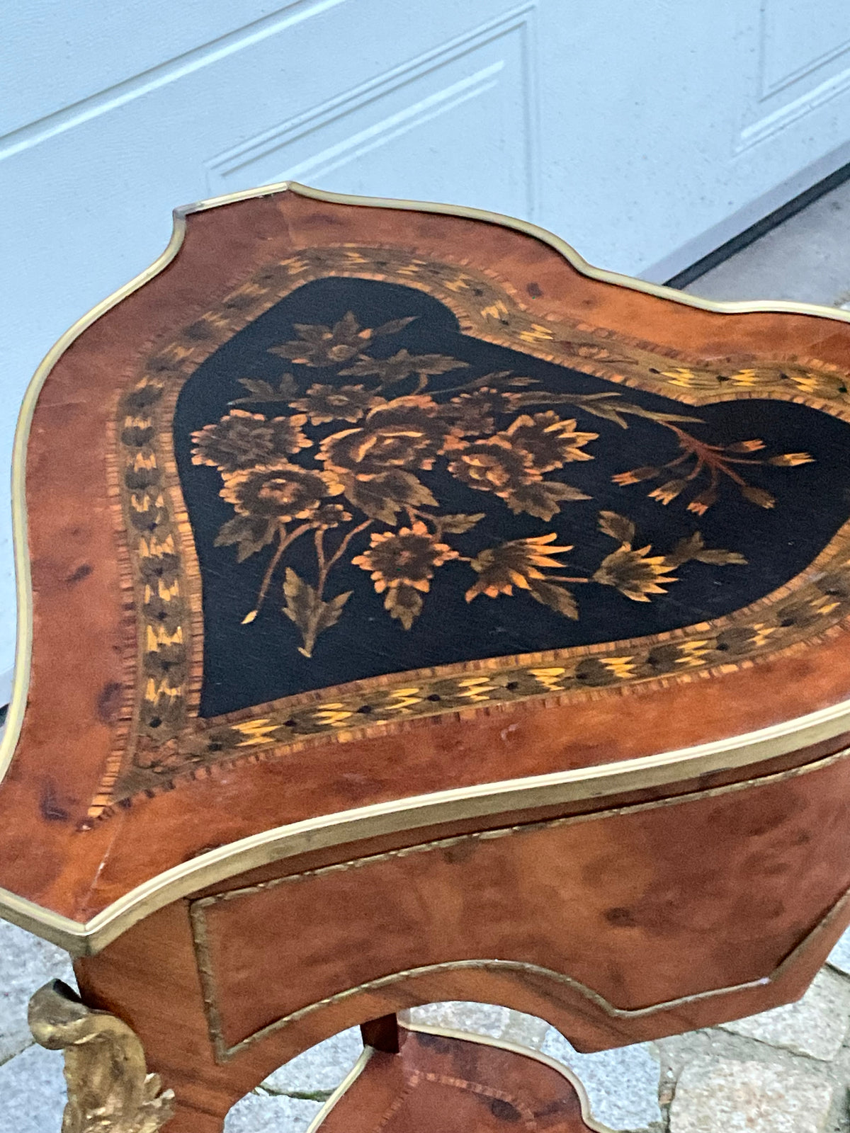 Seltener Beistelltisch im Stil Ludwig des XV in Nussbaum