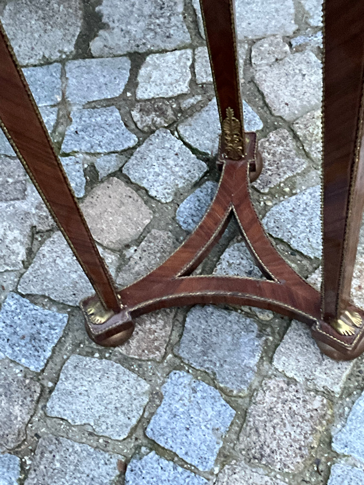 Gueridon Beistelltisch in Nussbaum  im Empirestil  um 1900