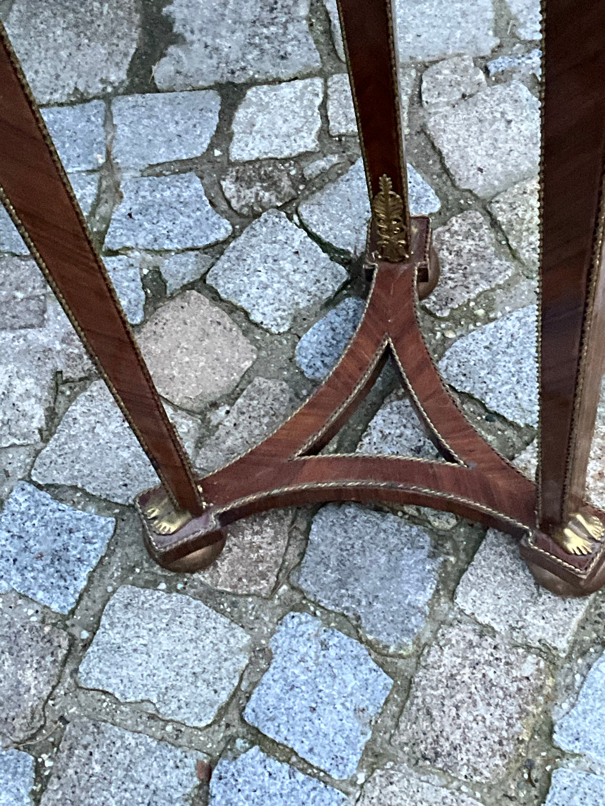 Gueridon Beistelltisch in Nussbaum  im Empirestil  um 1900