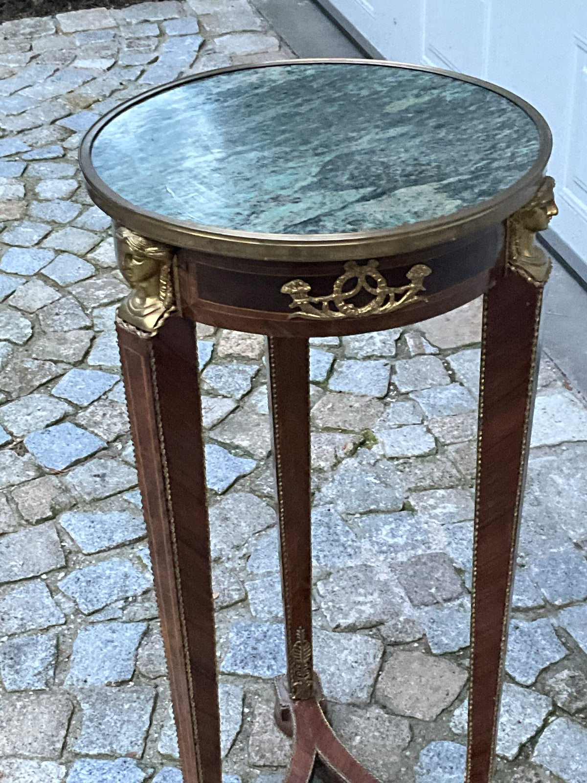 Gueridon Beistelltisch in Nussbaum  im Empirestil  um 1900